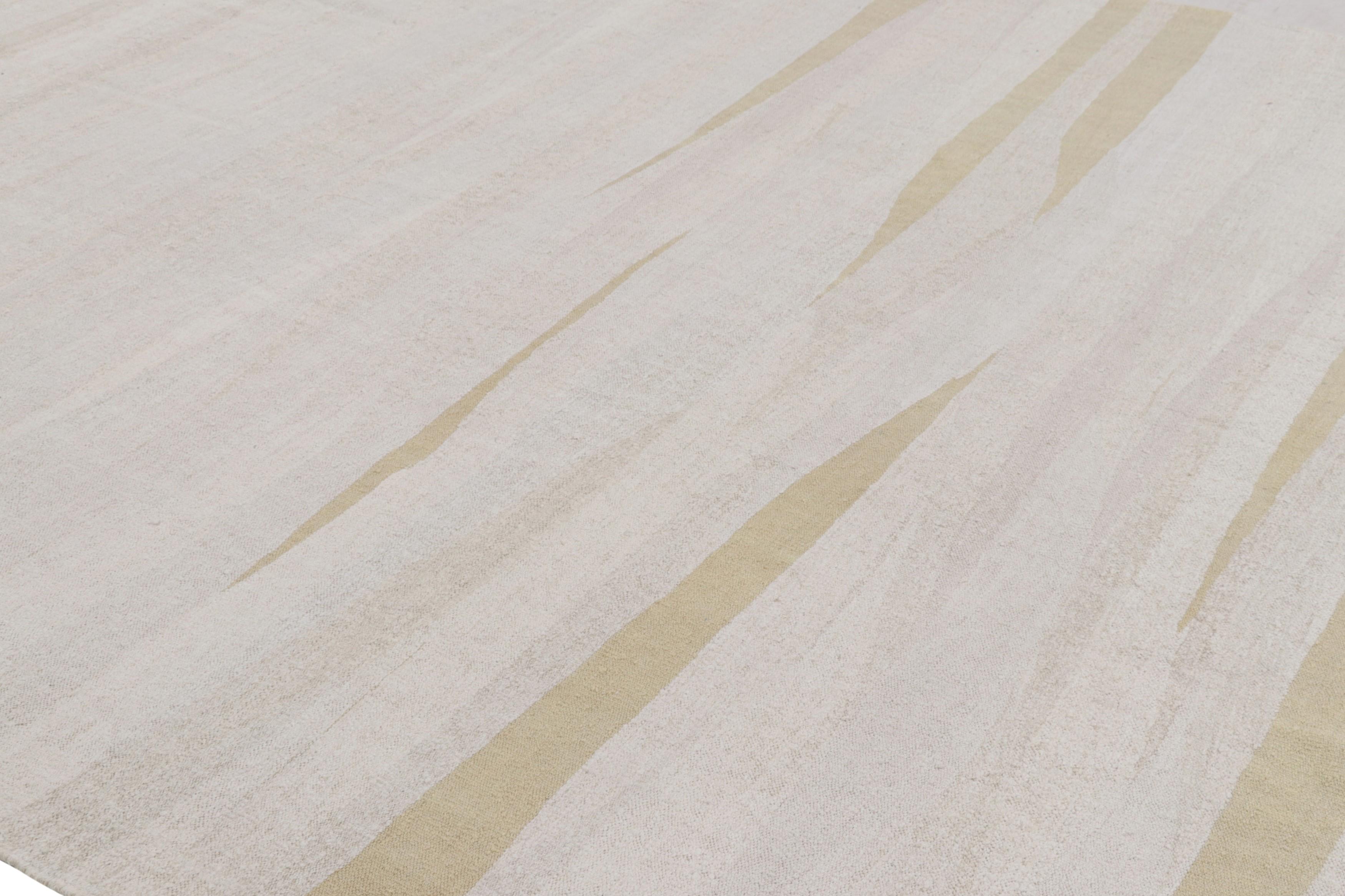 Noué à la main Kilim massif vintage surdimensionné dans les tons beige, crème et or - Rug & Kilim en vente