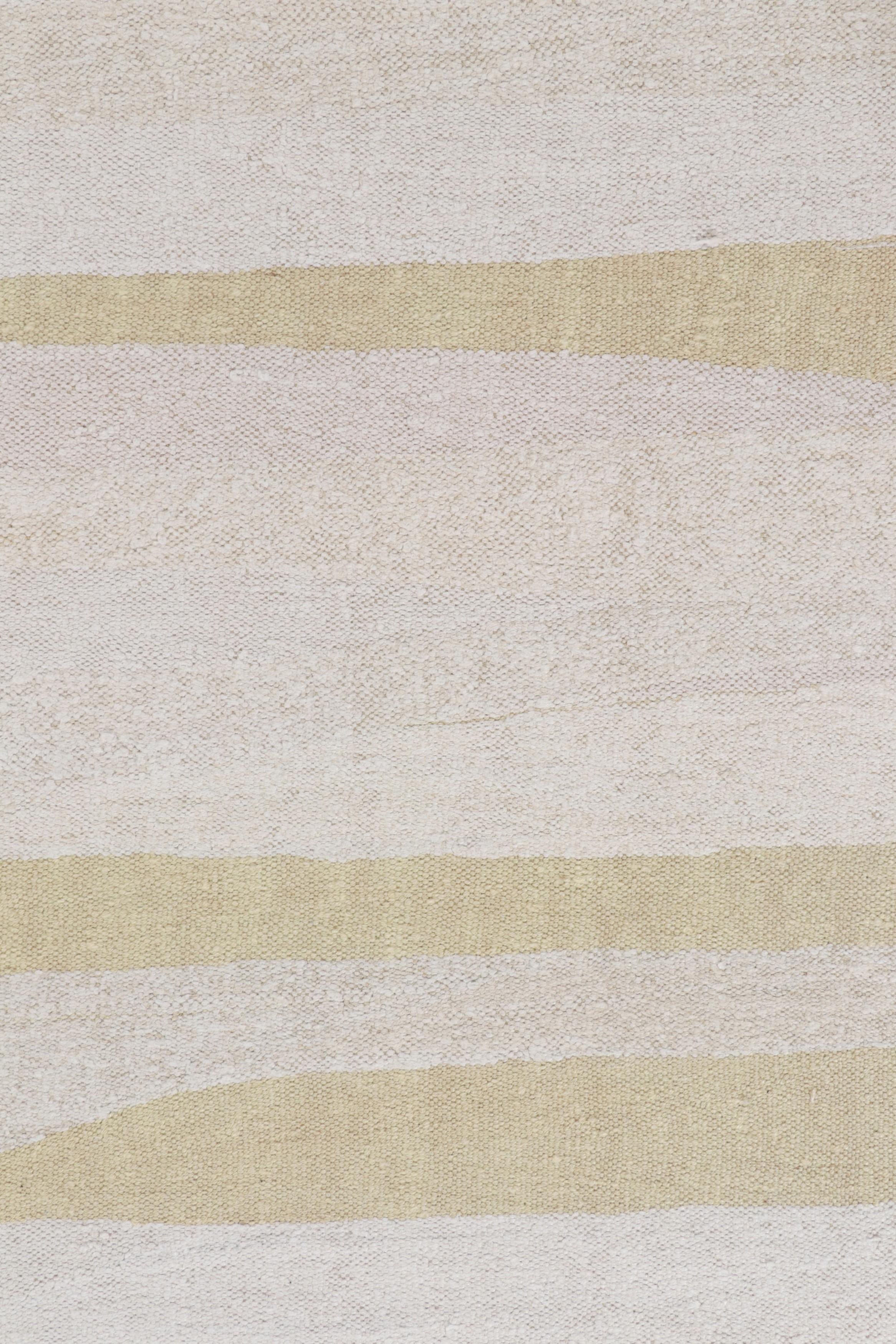 Kilim massif vintage surdimensionné dans les tons beige, crème et or - Rug & Kilim Excellent état - En vente à Long Island City, NY