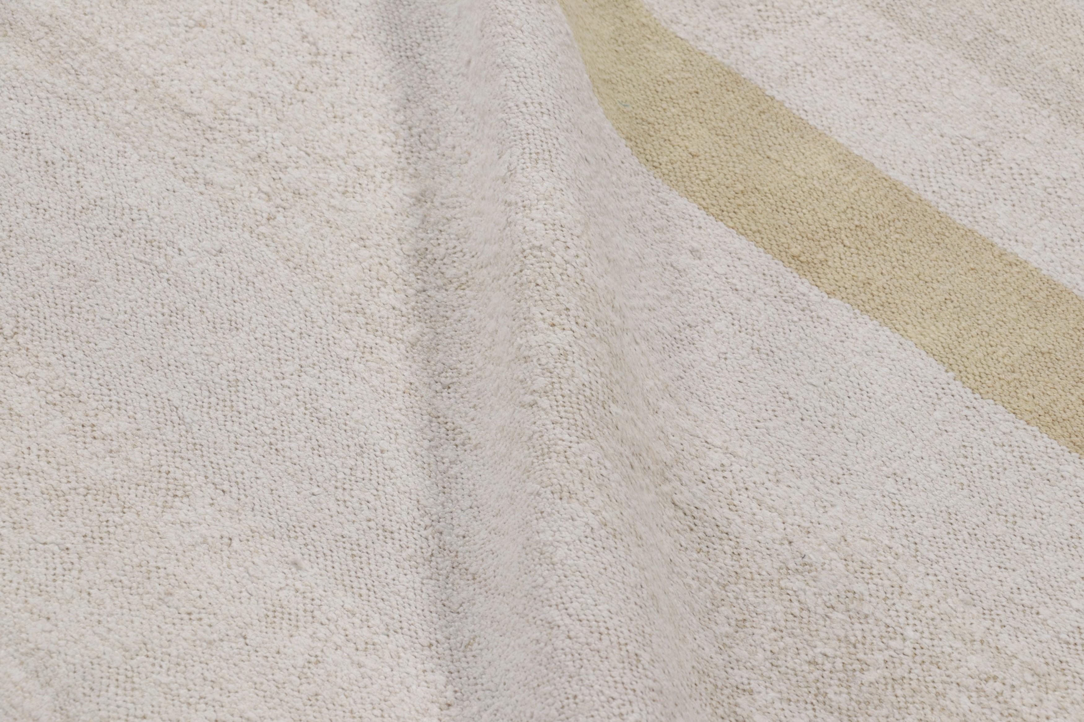 Laine Kilim massif vintage surdimensionné dans les tons beige, crème et or - Rug & Kilim en vente