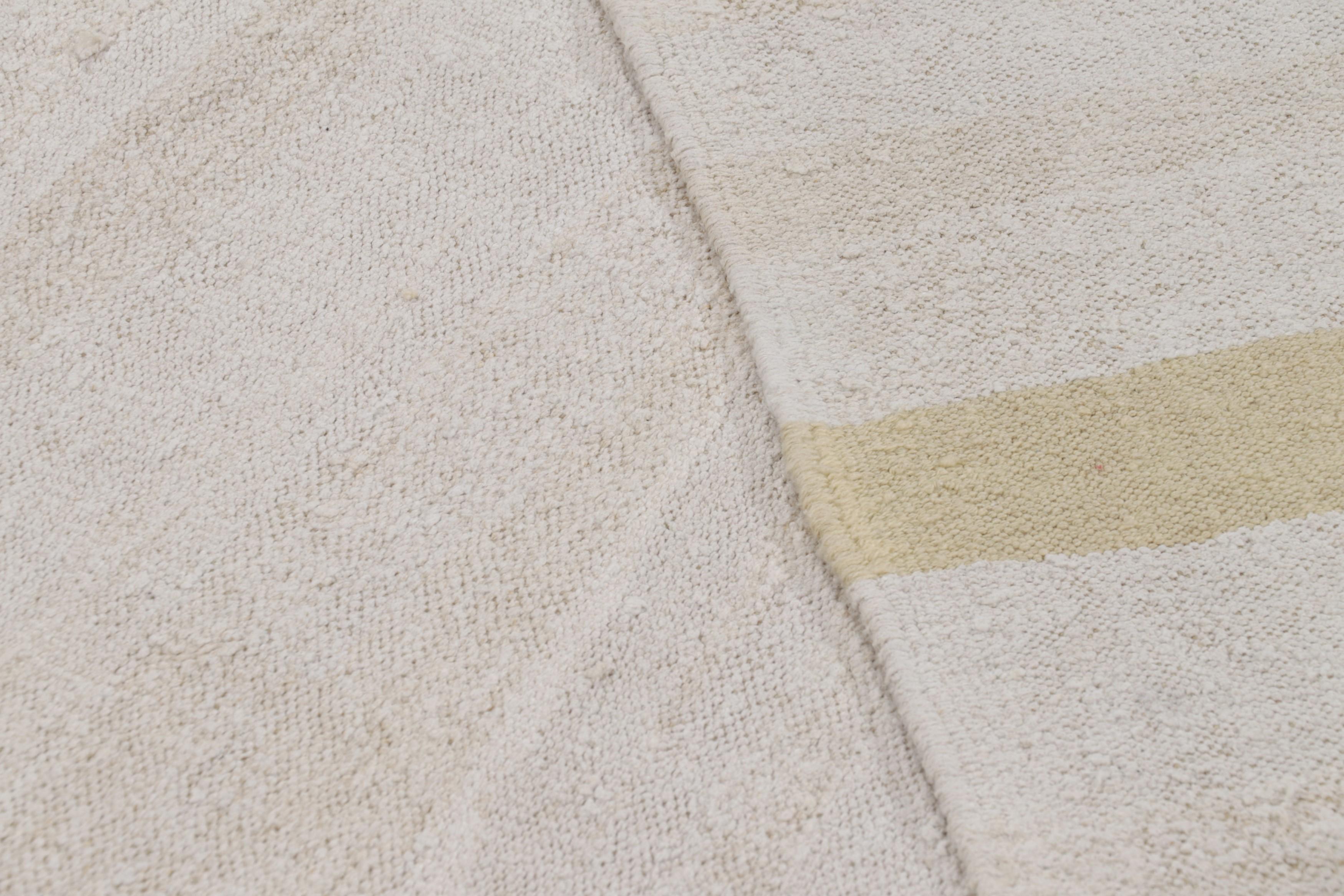 Kilim massif vintage surdimensionné dans les tons beige, crème et or - Rug & Kilim en vente 1