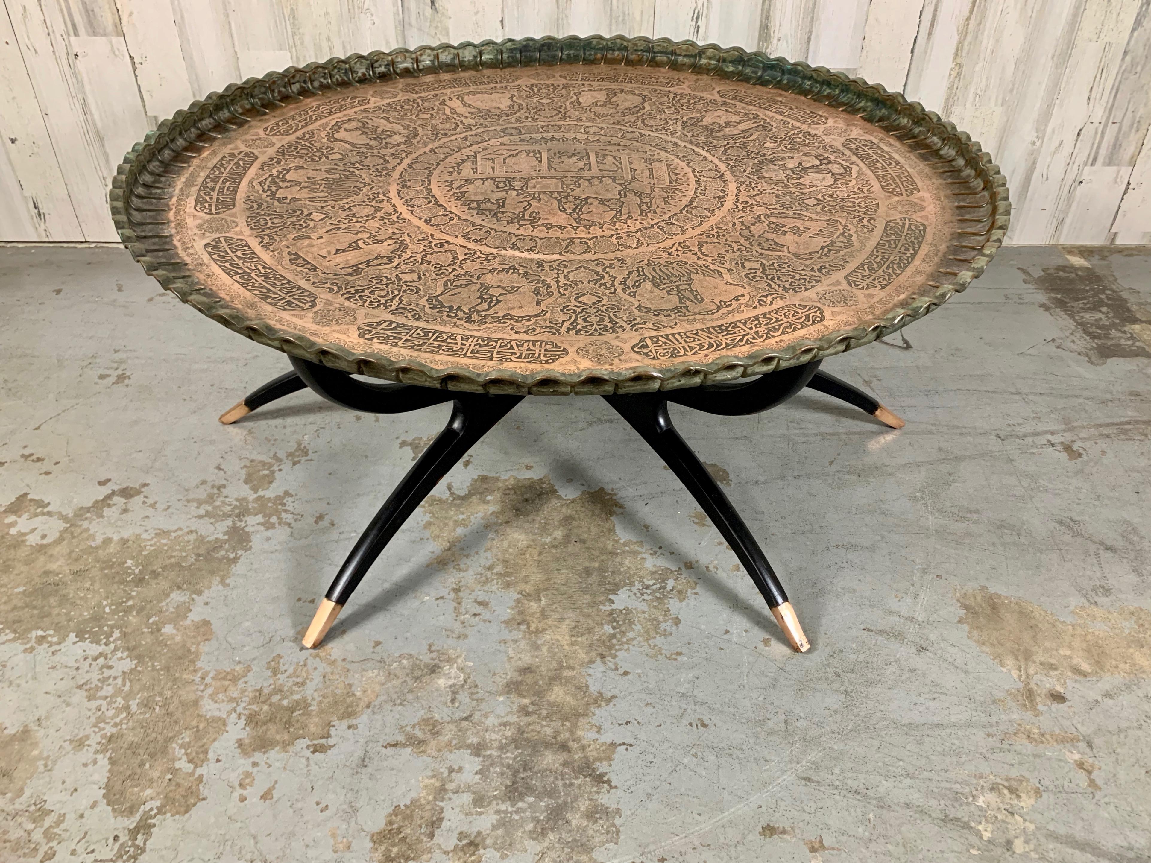 Übergroßer Vintage-Cocktailtisch mit Spinnenbeinen im Angebot 3
