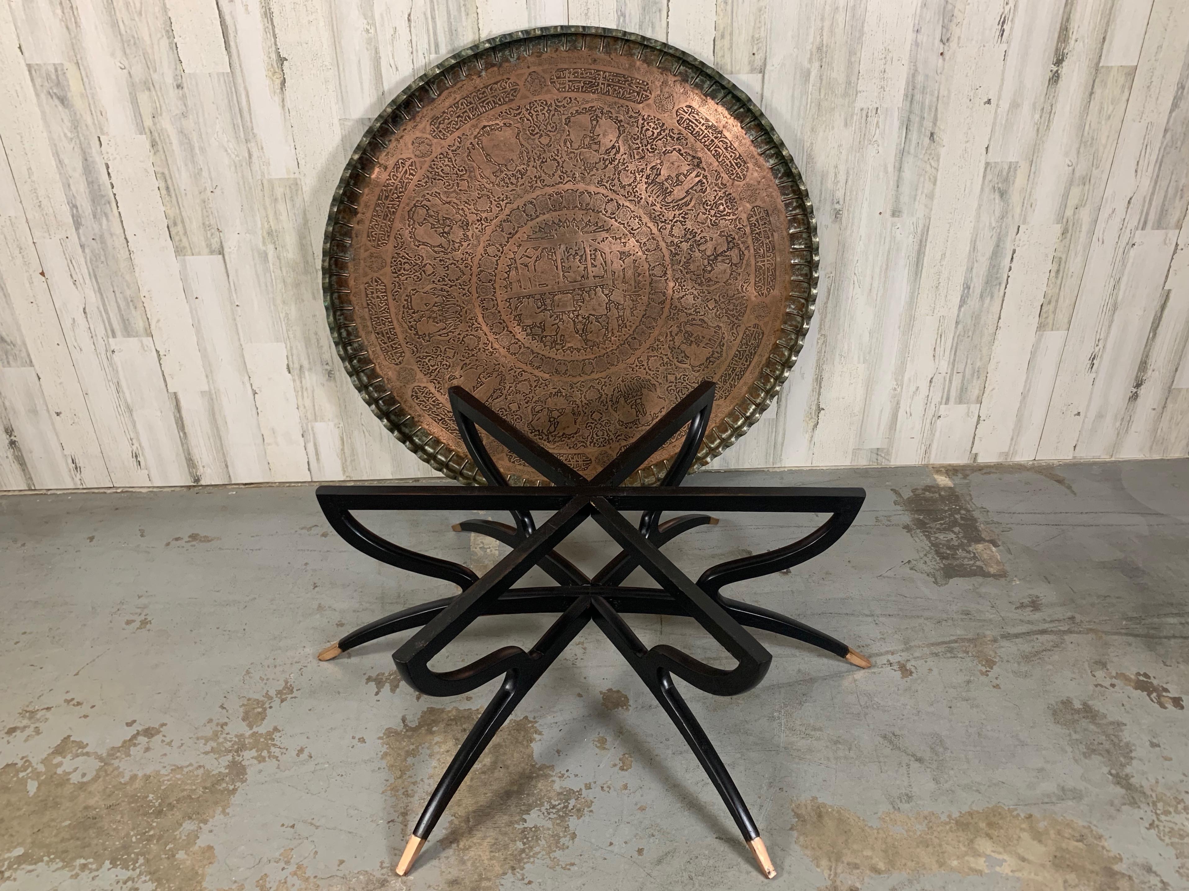 Schöne Patina auf dieser übergroßen Spinne Bein Couchtisch mit eingraviertem Kupfer Tablett oben, leicht abgehoben und falten Sie die Basis für den Transport. 