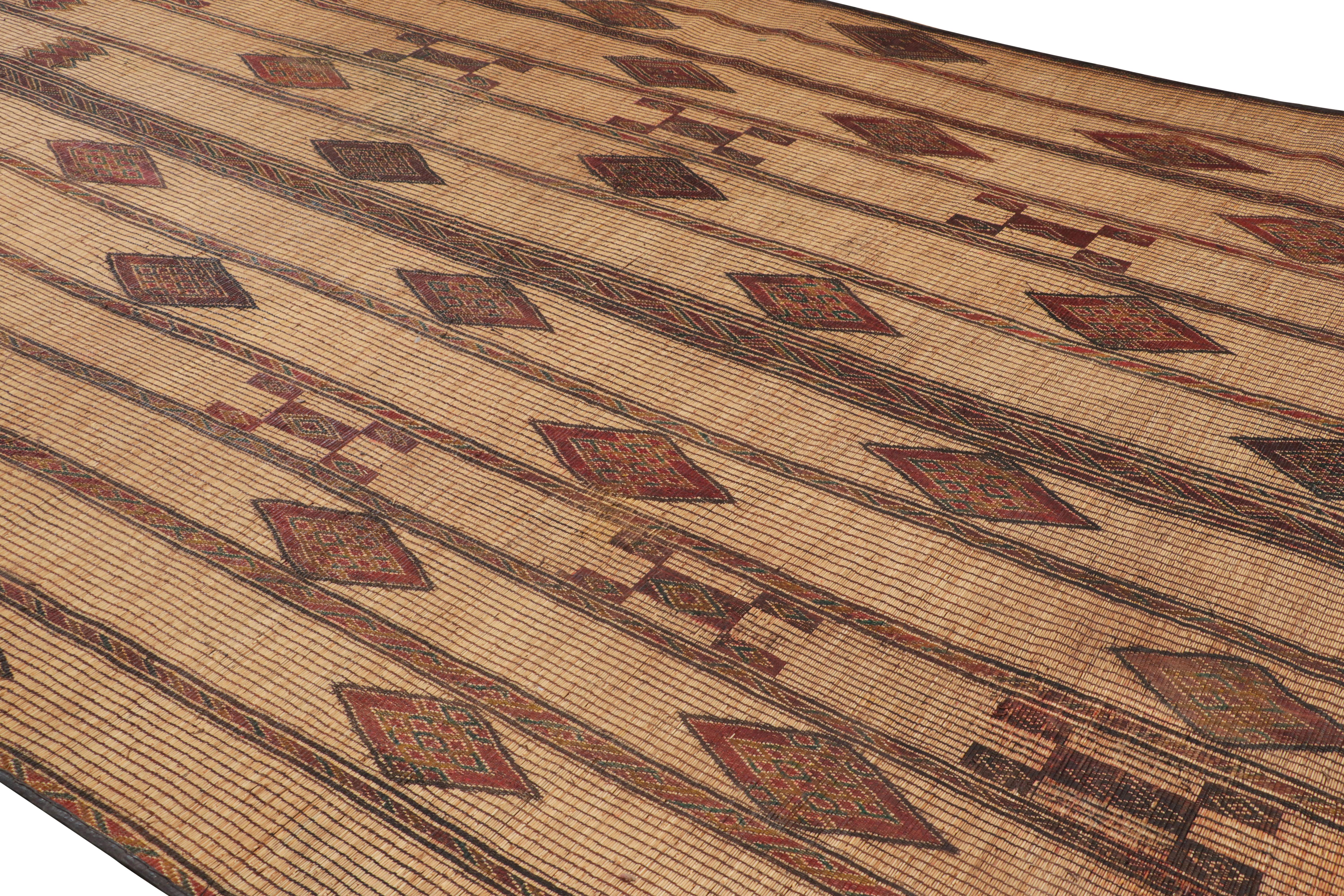 Dieser Vintage-Teppich und Bodenbelag ist eine 9x16 große Tuareg-Matte des gleichnamigen Nomadenstamms. Handgewebt mit Schilf und Kamelleder in Mauretanien um 1950-1960. Die geometrischen Muster sind aus natürlichen Materialien in Beige-Braun-,