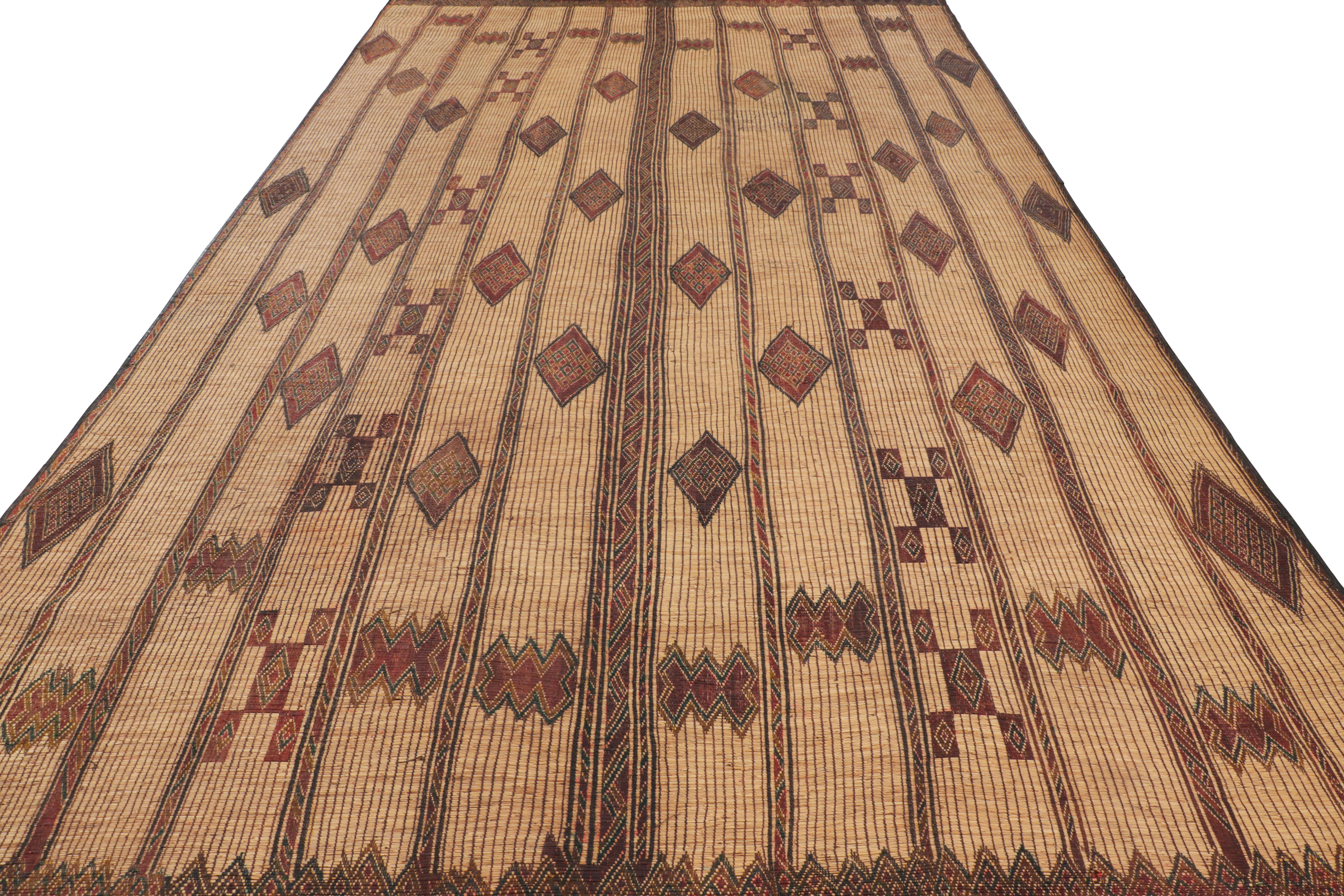 Übergroße Tuareg-Matte im Vintage-Stil, braune Streifen und geometrische Muster - Rug & Kilim (Handgewebt) im Angebot