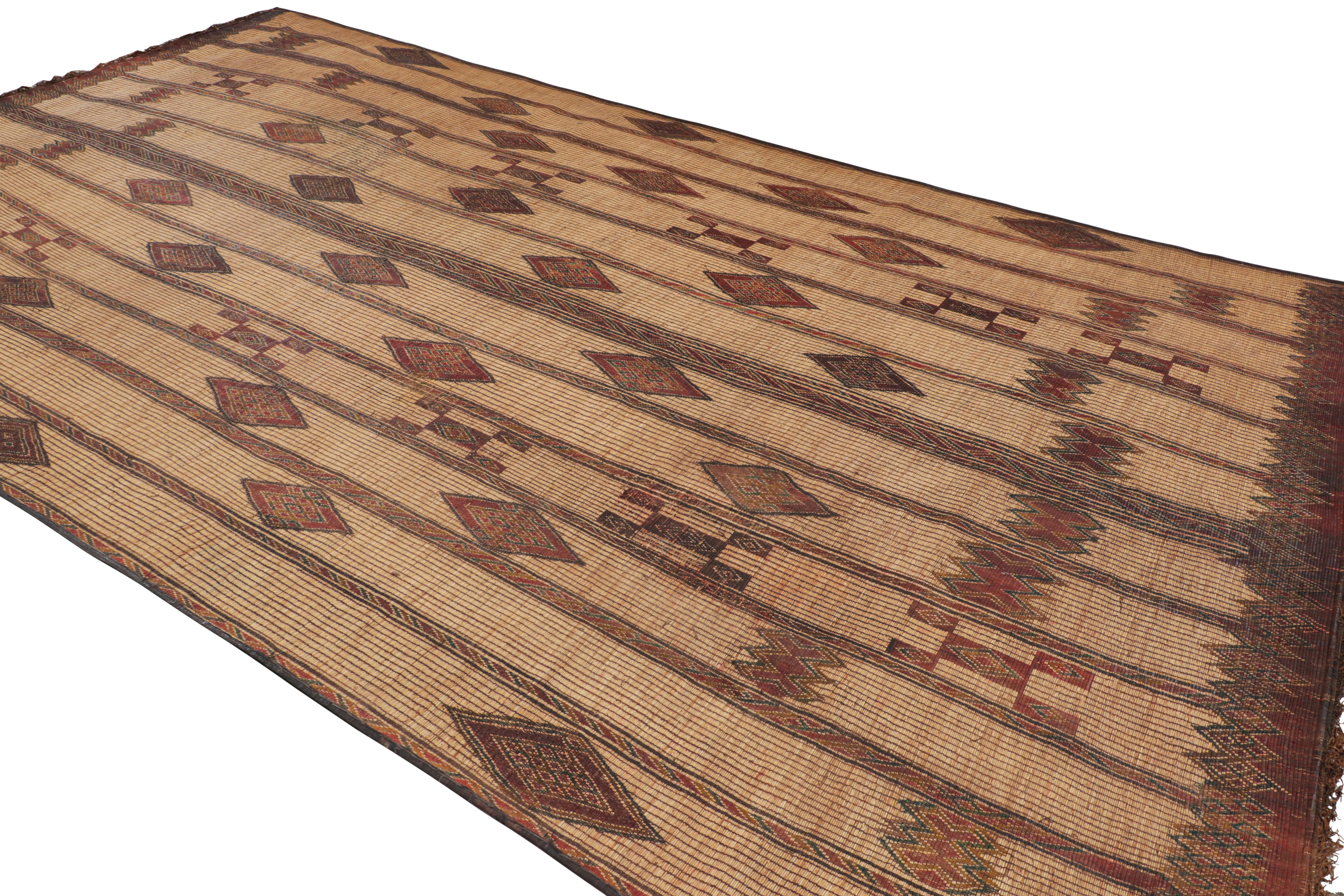 Übergroße Tuareg-Matte im Vintage-Stil, braune Streifen und geometrische Muster - Rug & Kilim im Zustand „Gut“ im Angebot in Long Island City, NY