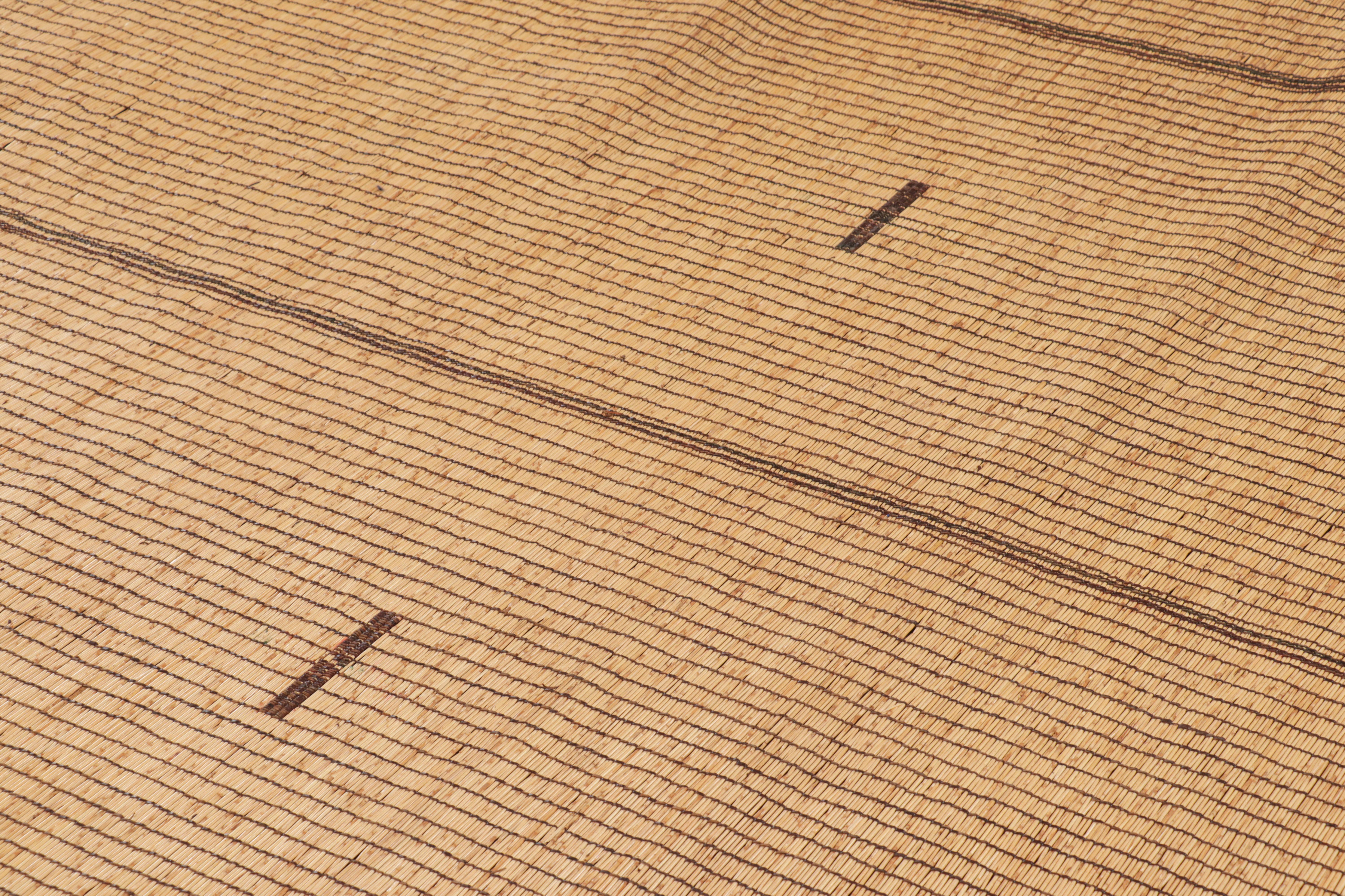 Metà XX secolo Tappeto Tuareg oversize a strisce beige-marrone - Rug & Kilim in vendita