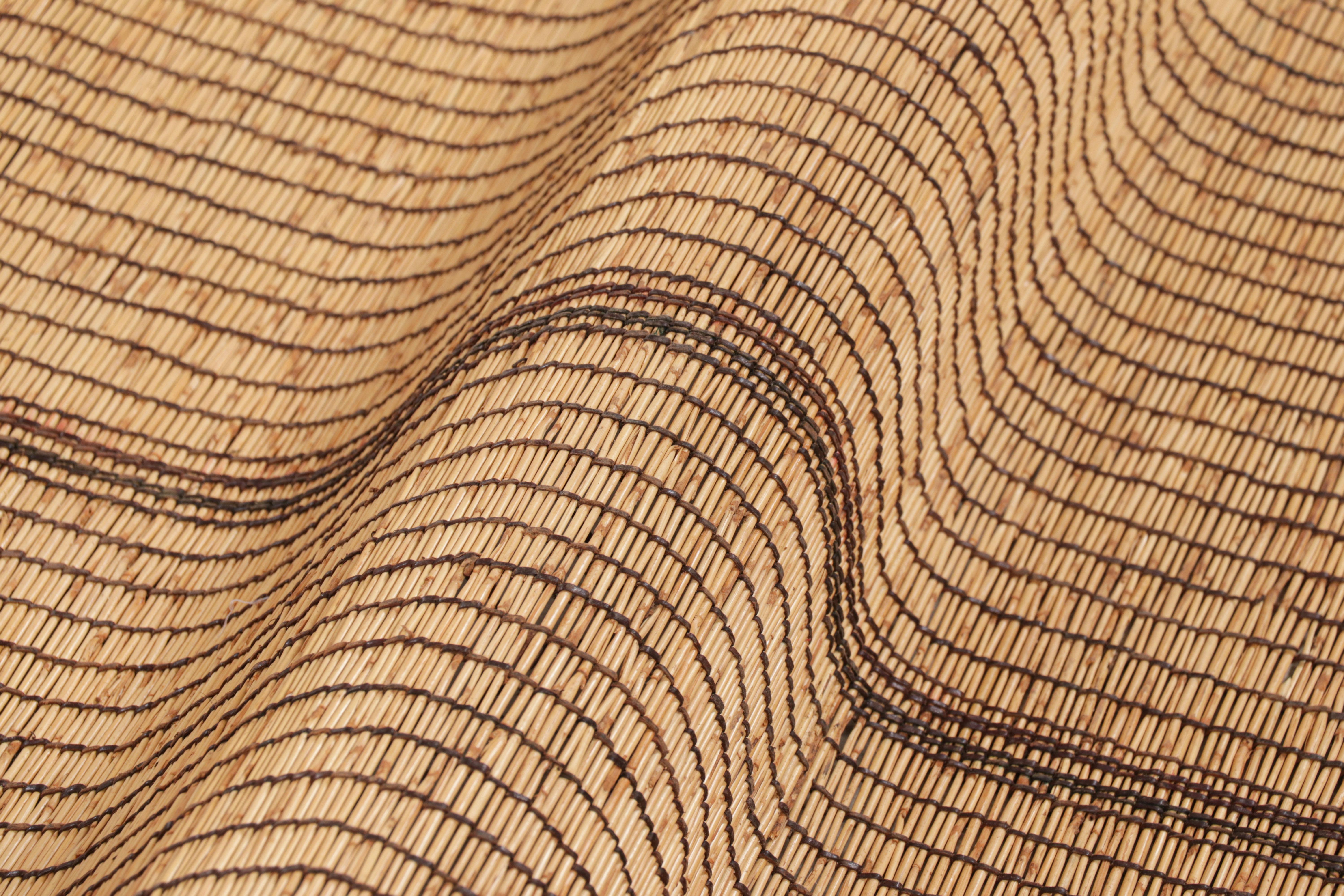 Pelle Tappeto Tuareg oversize a strisce beige-marrone - Rug & Kilim in vendita
