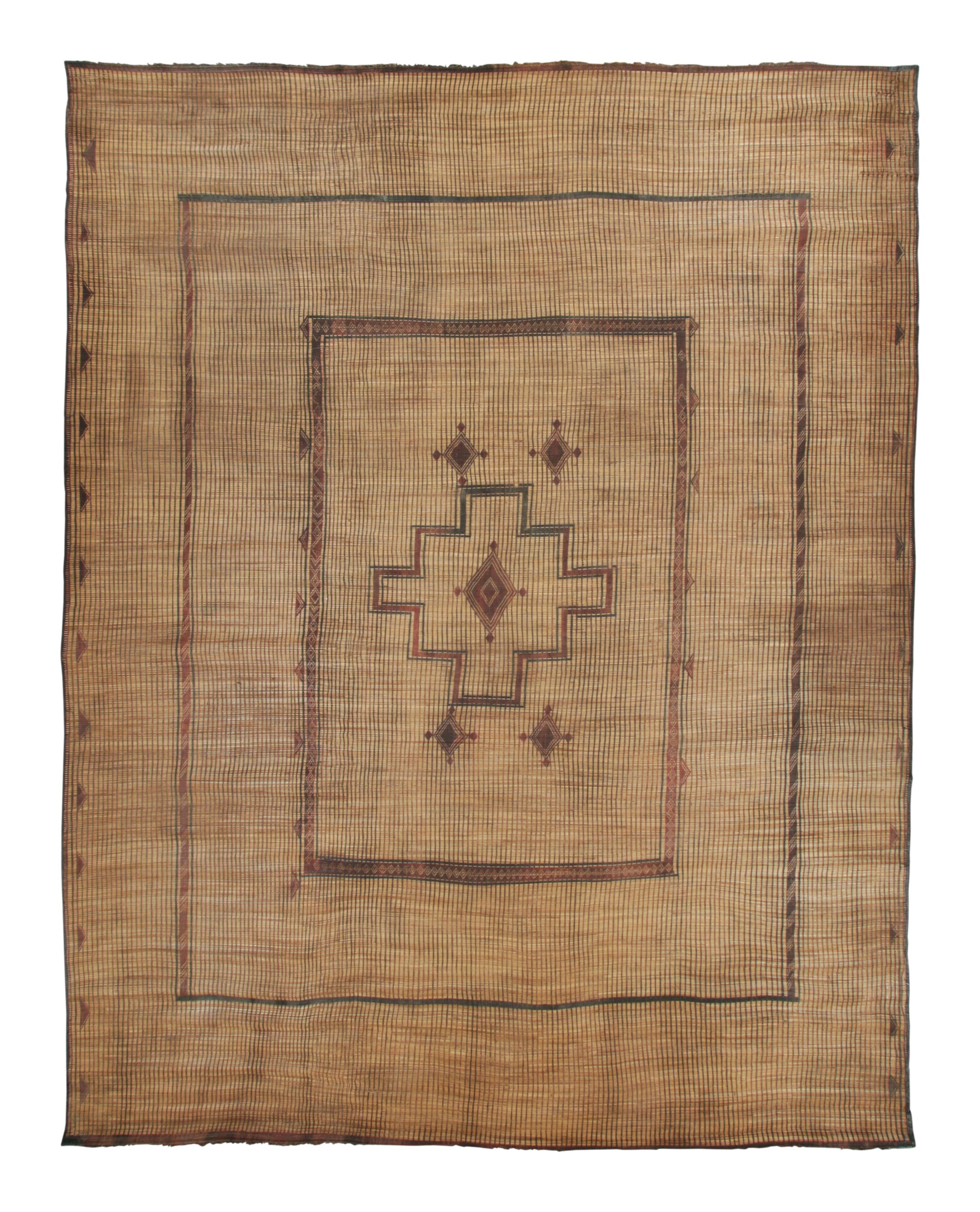 Tappeto Tuareg vintage oversize con medaglione in beige e marrone - Rug & Kilim