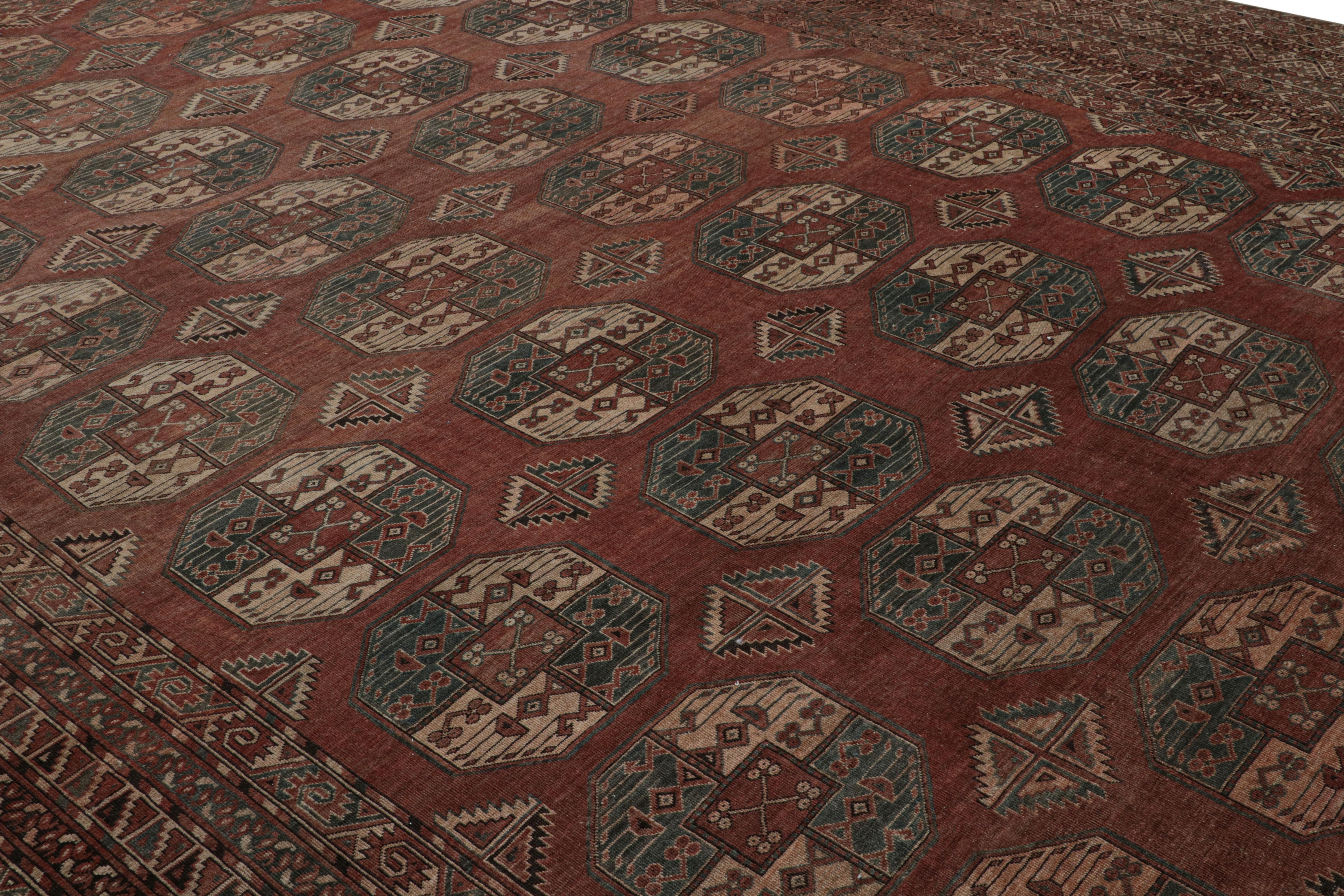 Ce tapis vintage 15x19 est une rare curation surdimensionnée dont on pense qu'elle provient de Bokhara. Il a été noué à la main en laine vers 1940-1960. 

Sur le Design : 

Les tons rouille et rouge brique soulignent un jeu de médaillons et de