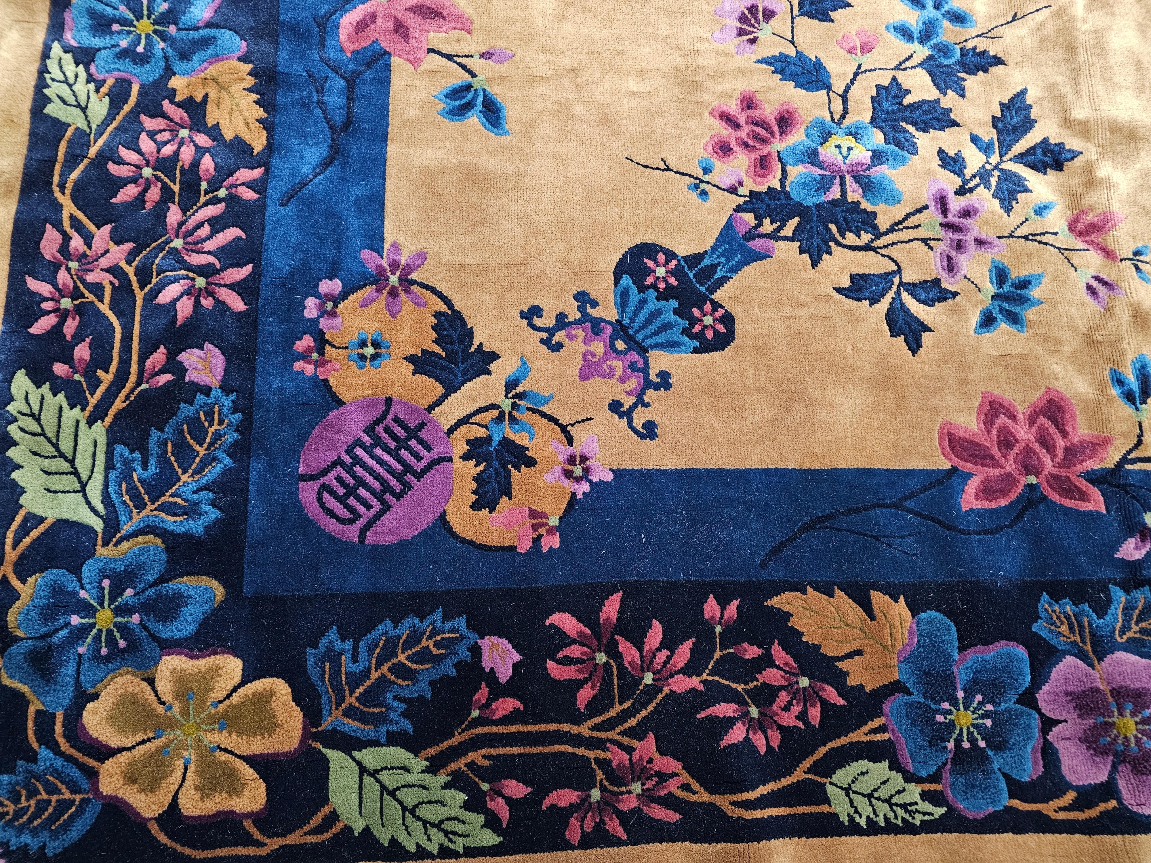 Übergroßer Walter Nichols Art Deco Chinese Rug in Tan, French Blue, Pink, Navy (20. Jahrhundert) im Angebot