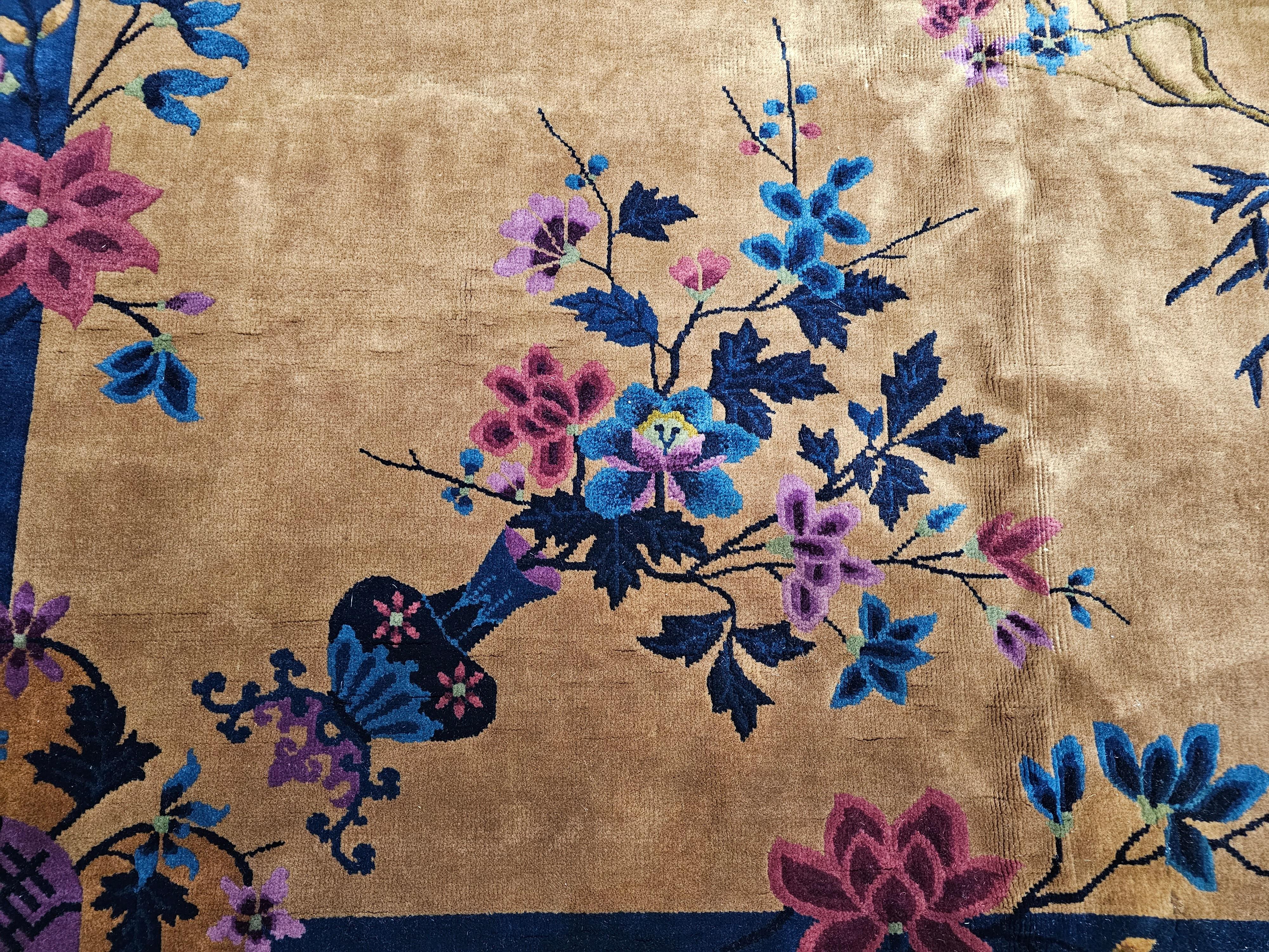 Übergroßer Walter Nichols Art Deco Chinese Rug in Tan, French Blue, Pink, Navy (Wolle) im Angebot