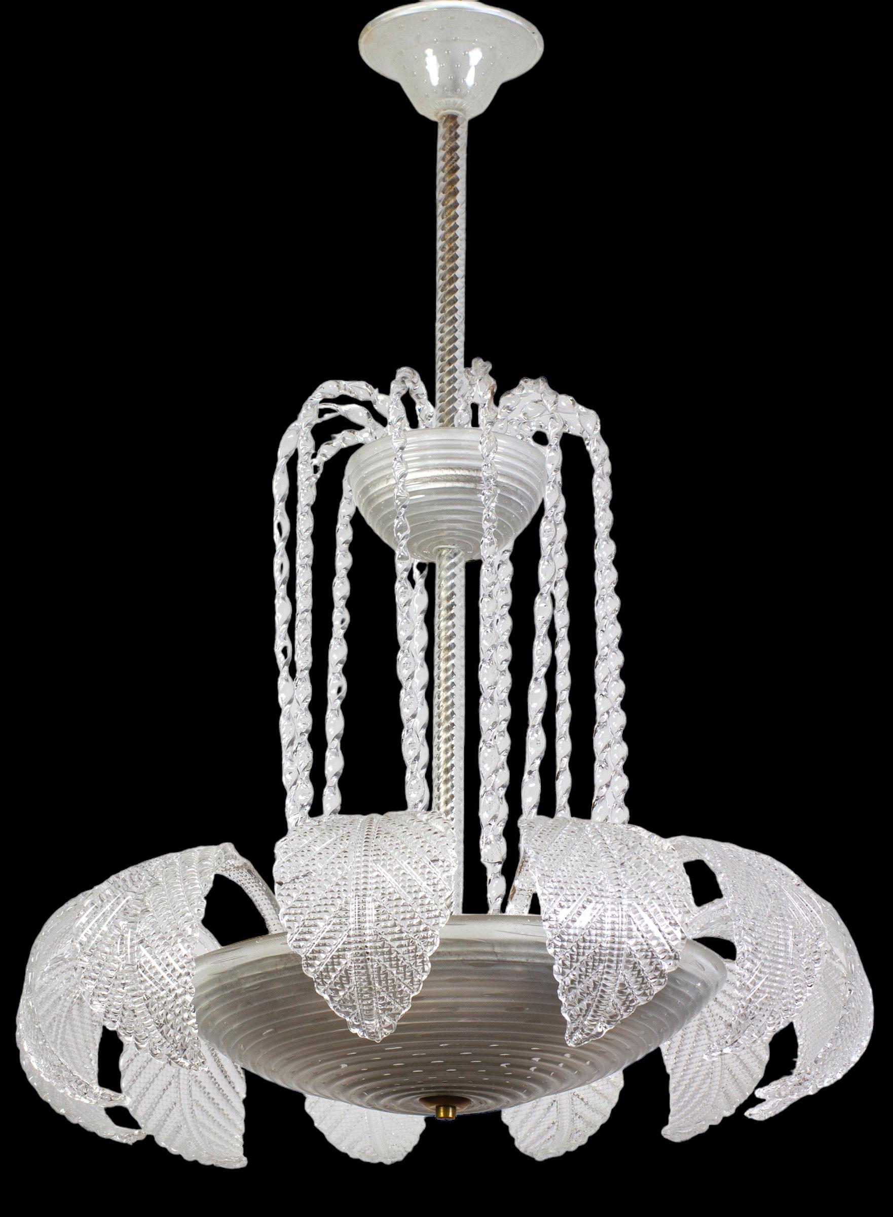 Stupendo lampadario in vetro di Murano soffiato a mano su due livelli di Ercole Barovier. Cascata di  prezioso  foglie soffiate a mano.
 Un'eleganza senza tempo per i tuoi interni. 
Eccellenti condizioni vintage.
 Possiamo cablare il telaio secondo