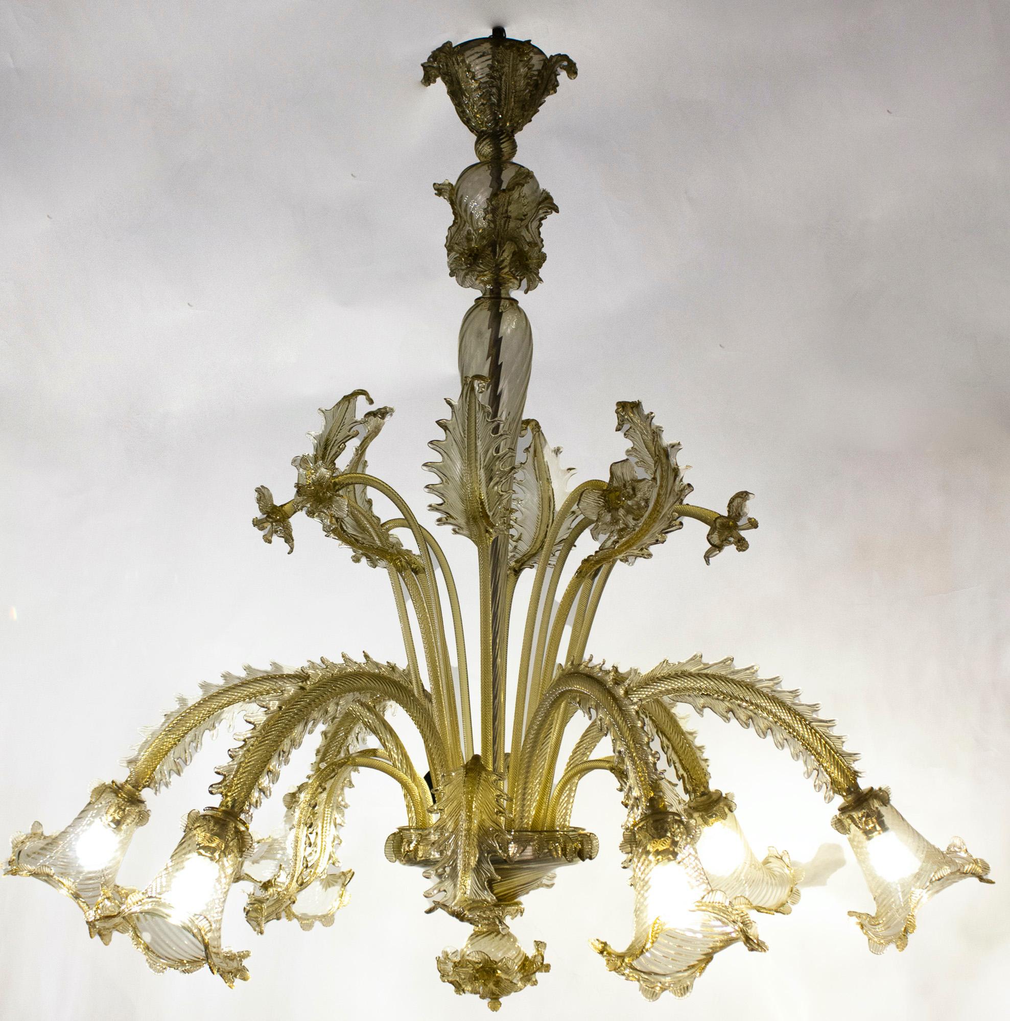 Magnifique lustre à six bras couleur or ambré . Le lustre provient d'une collection privée romaine. Les ampoules  peut être adapté à  Des ampoules américaines. 