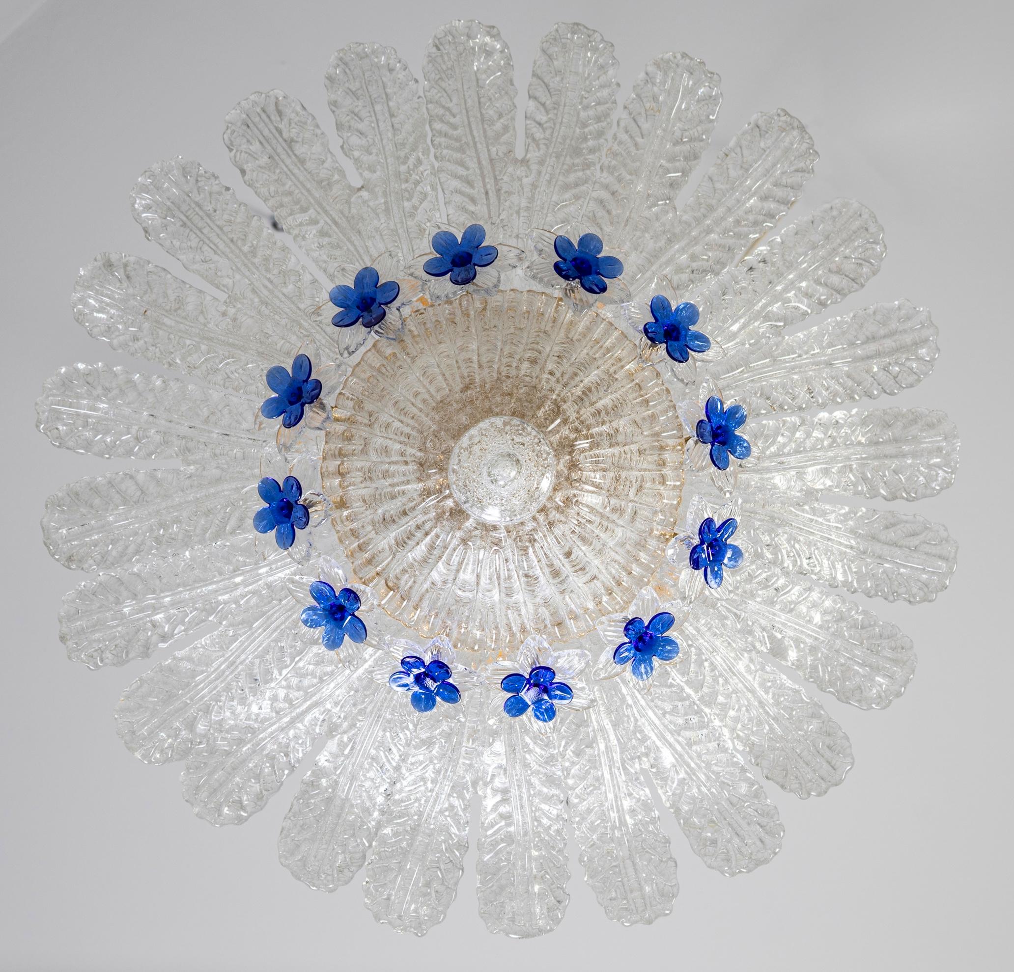 Soberbio Siglo Medio  Lámpara o Plafón de cristal de Murano soplado a mano con flores azules de Barovier & Toso 
 Elegancia atemporal para tu interior. 
Excelente estado vintage. Disponible también un cristal de repuesto .
 Podemos cablear el
