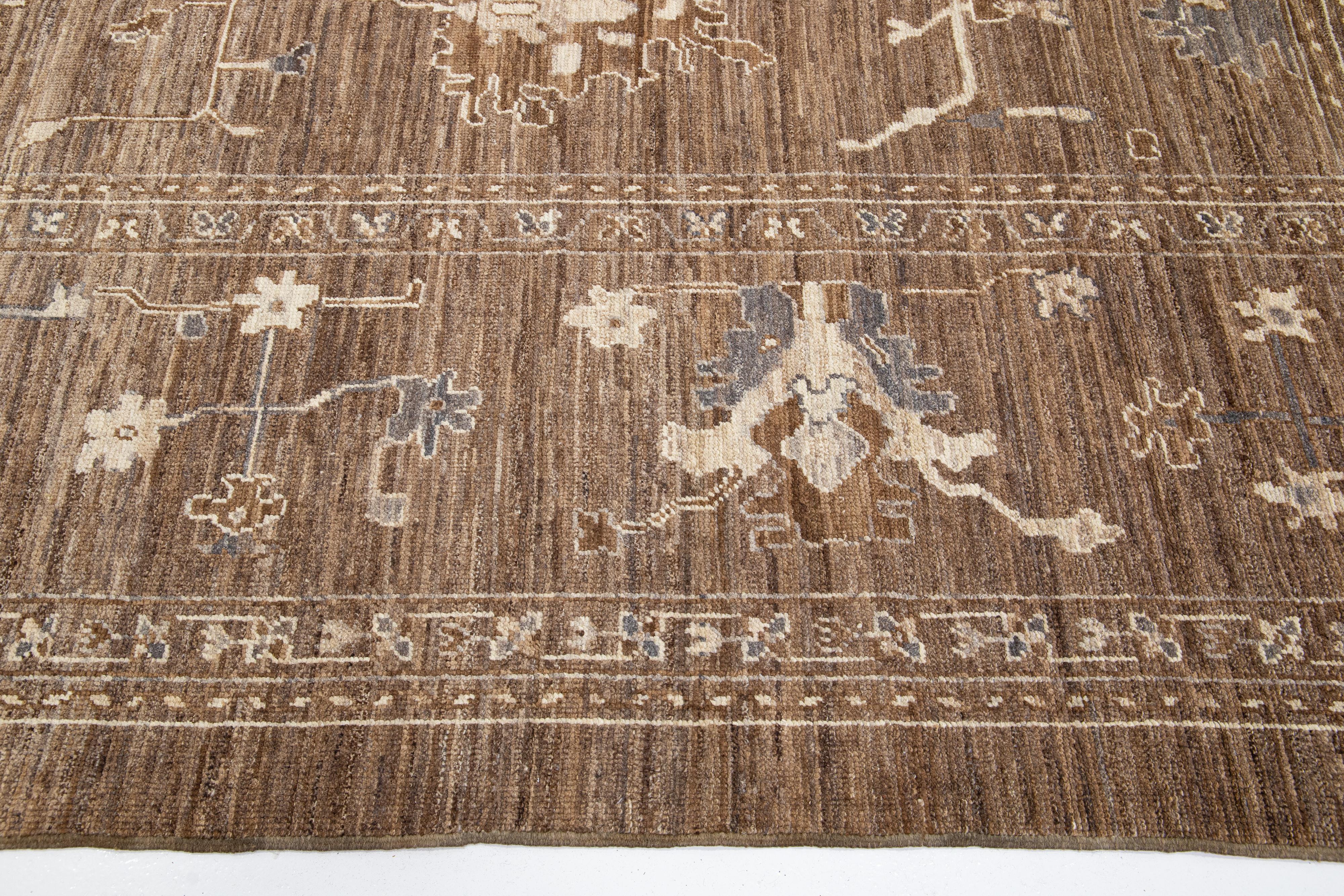 Brauner Oushak-Handgefertigter Wollteppich mit Blumenmuster im Angebot 3