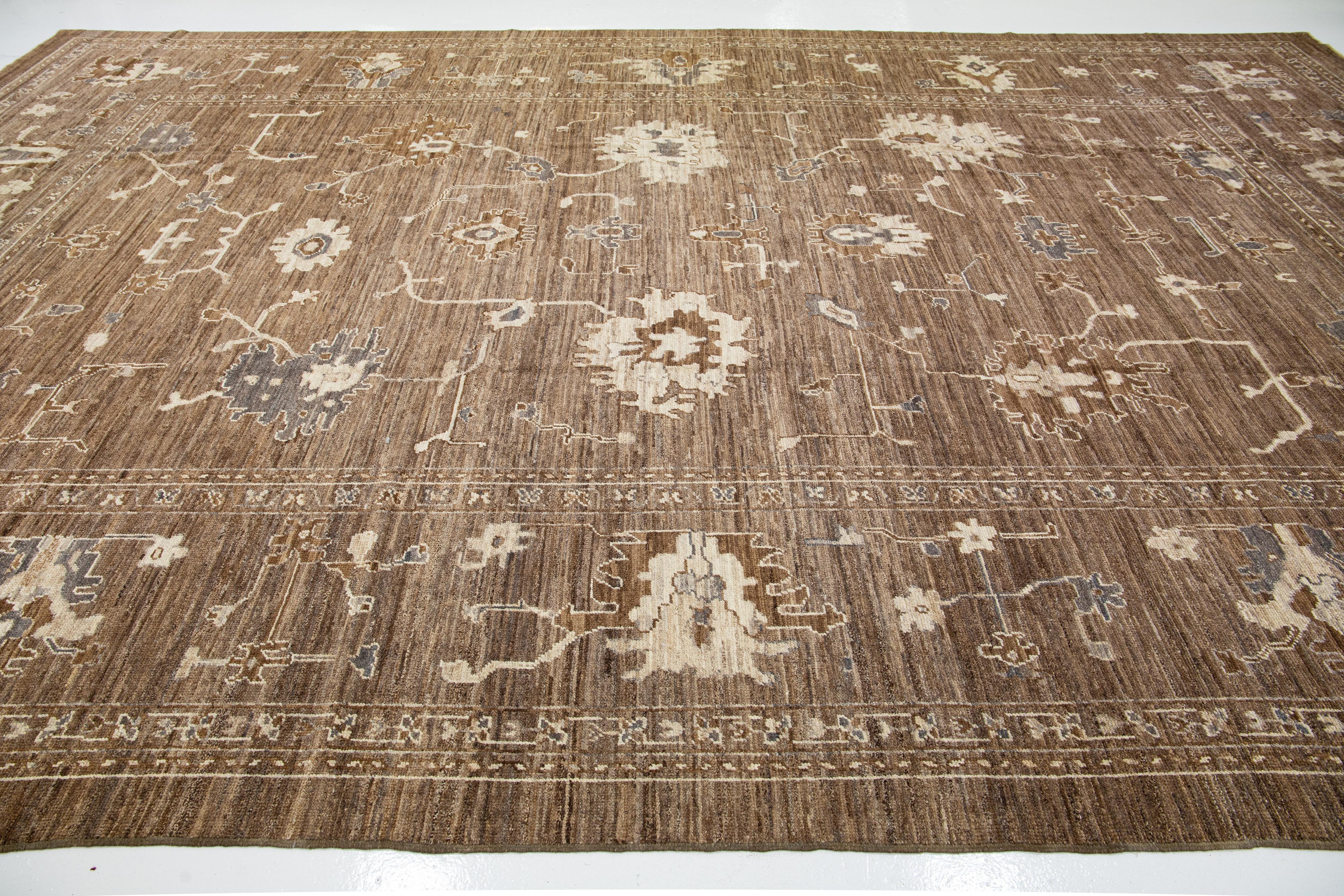 Brauner Oushak-Handgefertigter Wollteppich mit Blumenmuster (Handgeknüpft) im Angebot