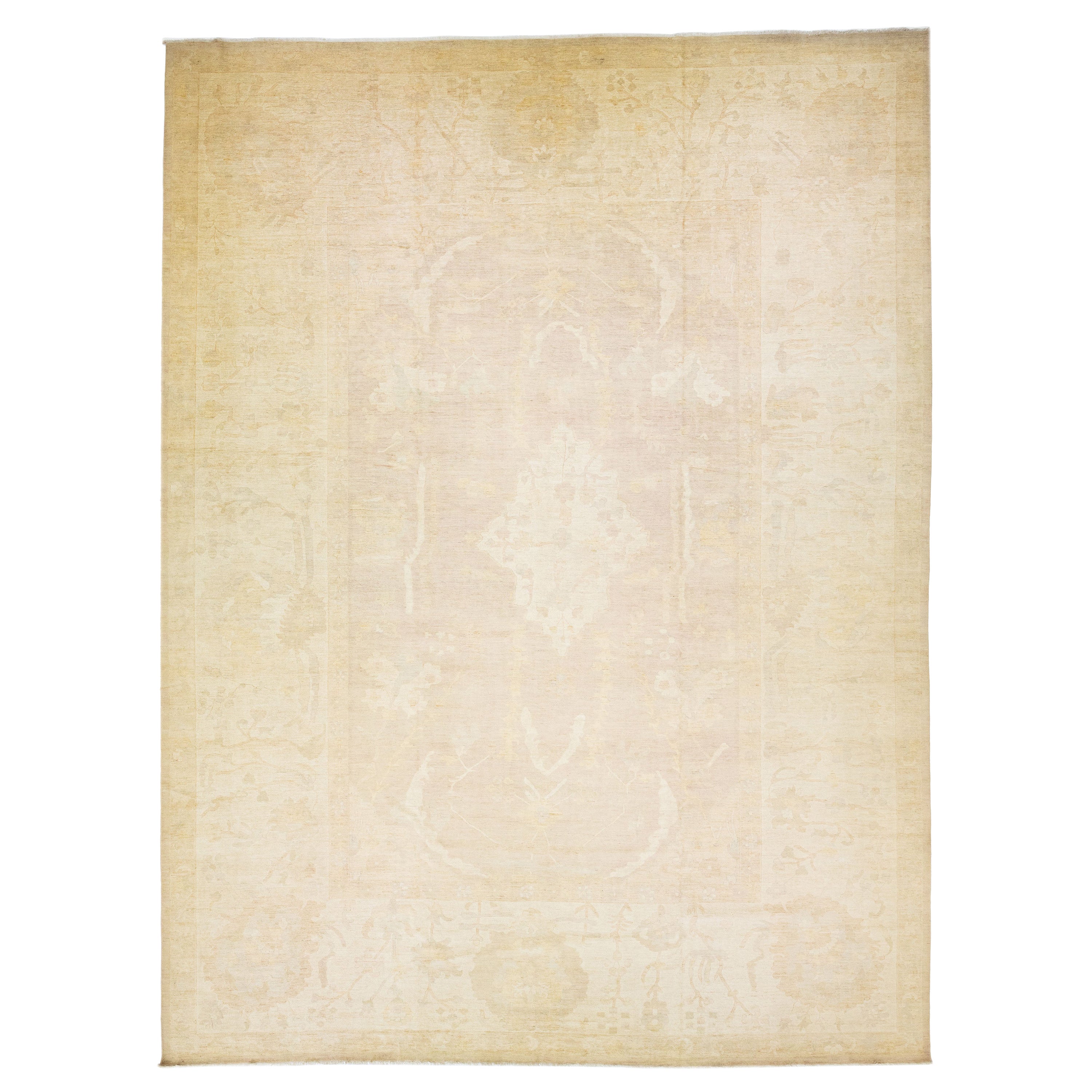 Tappeto moderno Ovesize in lana beige Oushak con disegno floreale