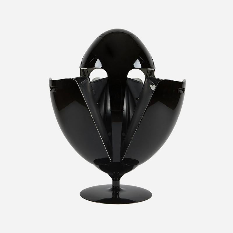 For dreamers of luxury and sophistication, who design a better and more beautiful world.
The recycling garbage can becomes a designer dustbin, Ovetto Galà Black Glossy gives a touch of style and elegance to any home environment, an office and any