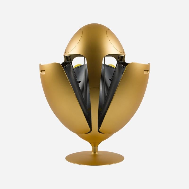 Touche luxueuse inattendue, Ovetto Metal, le conteneur de recyclage, est teinté d'or.
La première poubelle design est habillée d'or, avec une finition élégante et provocante, pour devenir la star absolue de l'espace et souligner votre sens du style