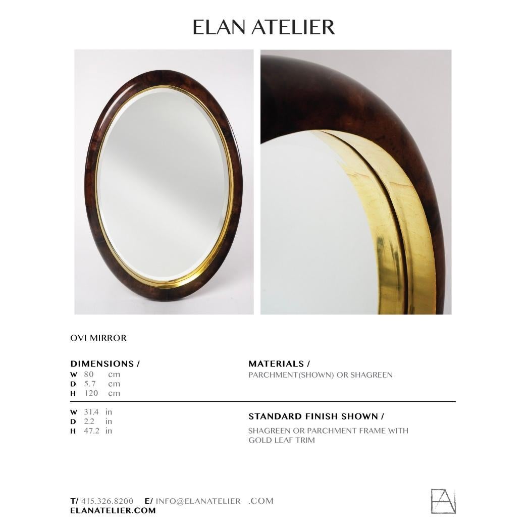 Fait main Miroir Ovi en galuchat et feuille d'or de l'Atelier Elan, en stock en vente