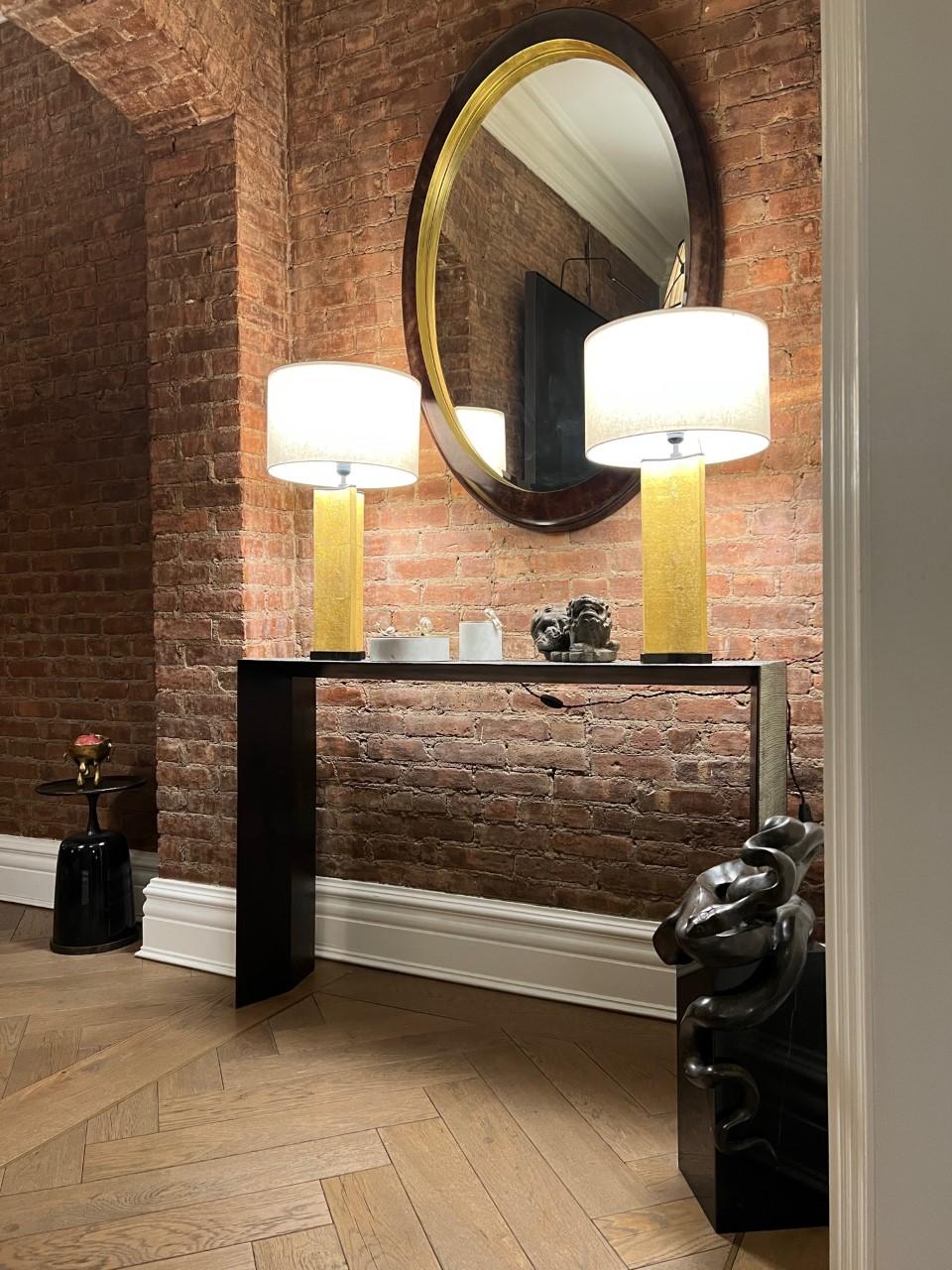 Miroir Ovi en galuchat et feuille d'or de l'Atelier Elan, en stock Neuf - En vente à New York, NY