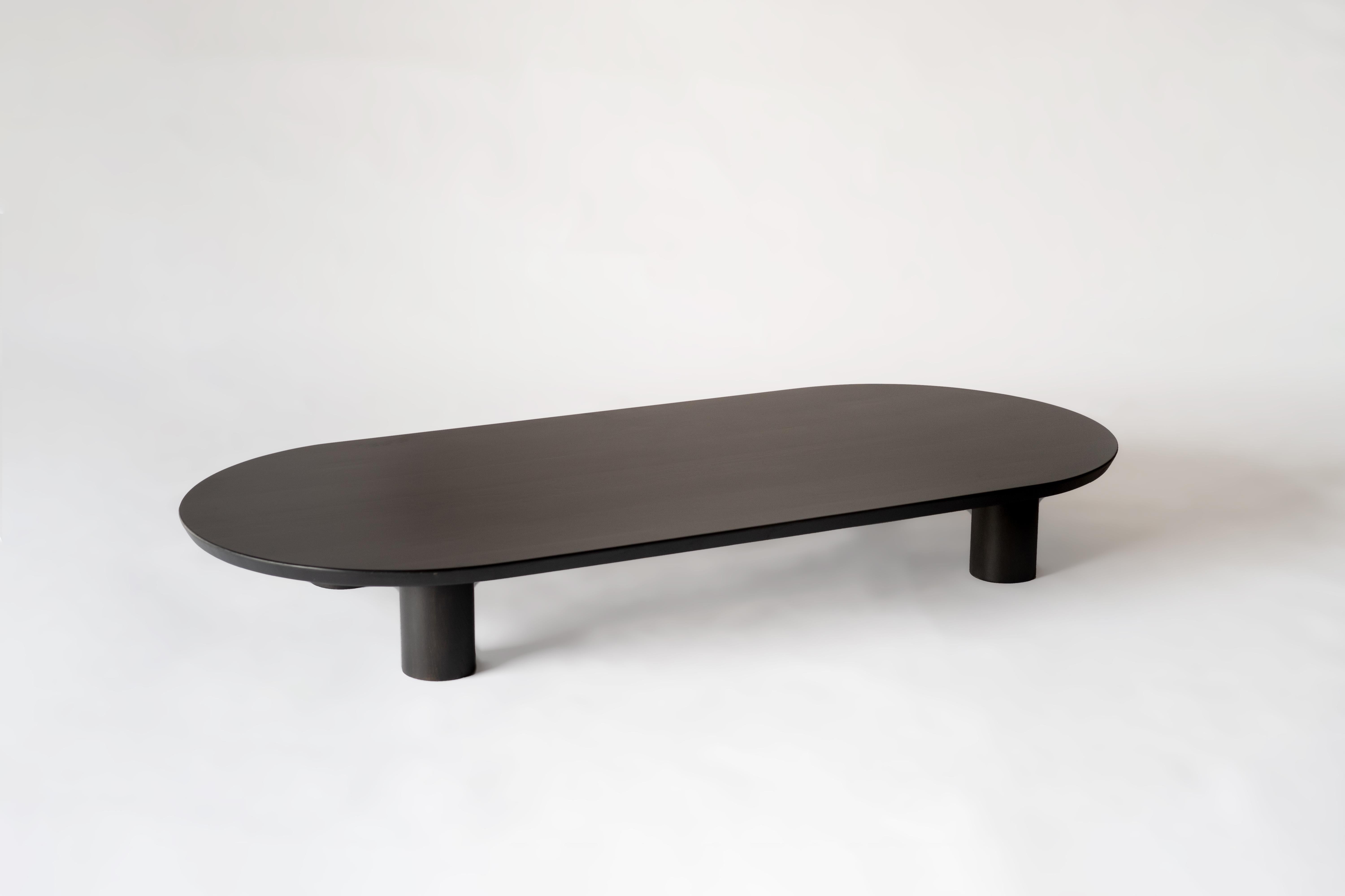 Sun at Six est un studio de conception de meubles contemporains qui travaille avec des maîtres menuisiers chinois traditionnels pour fabriquer ses pièces à la main en utilisant la menuiserie traditionnelle. Notre table basse Classic est simple,