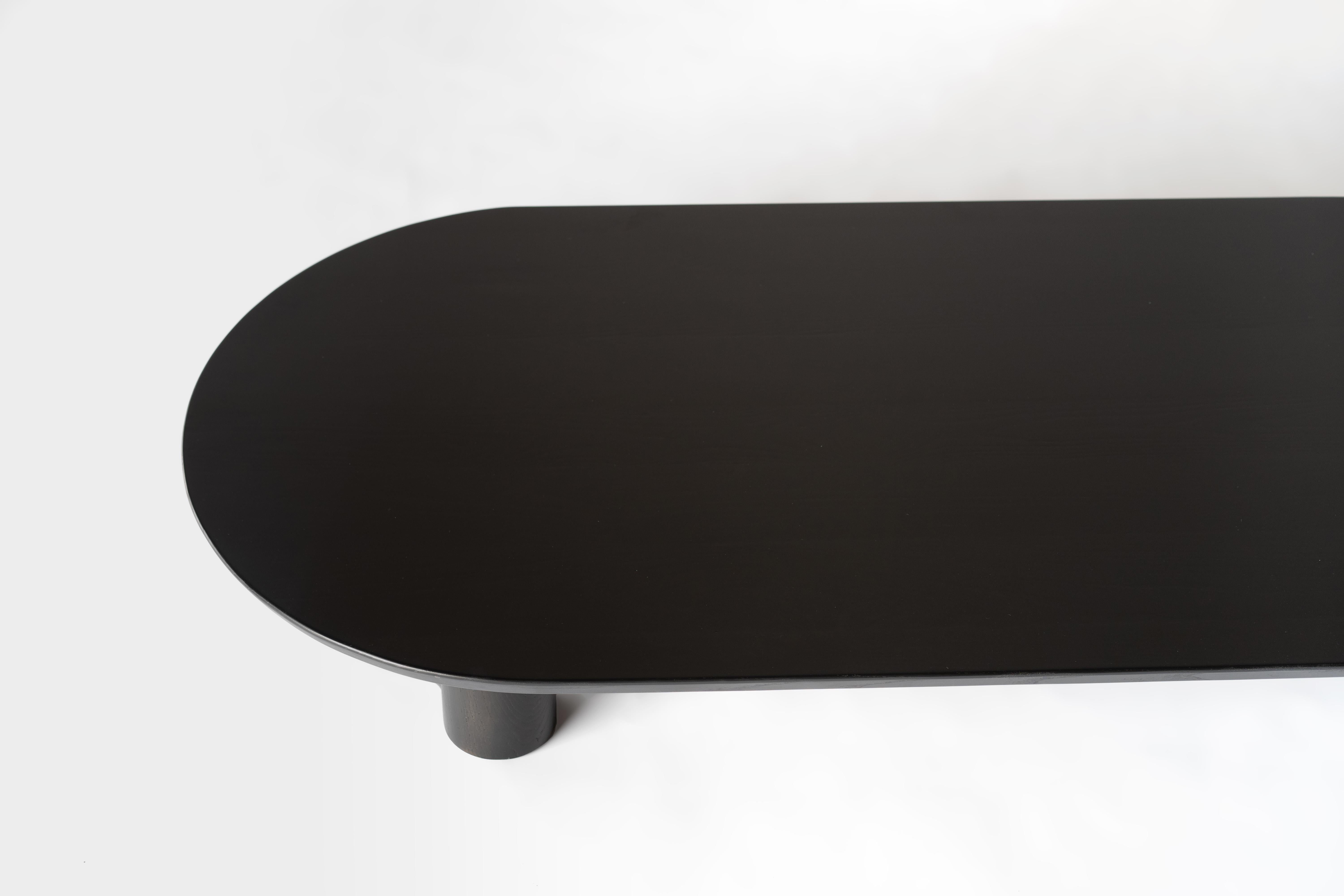 Minimaliste Table basse Ovie par Sun at Six, table basse noire en bois en vente