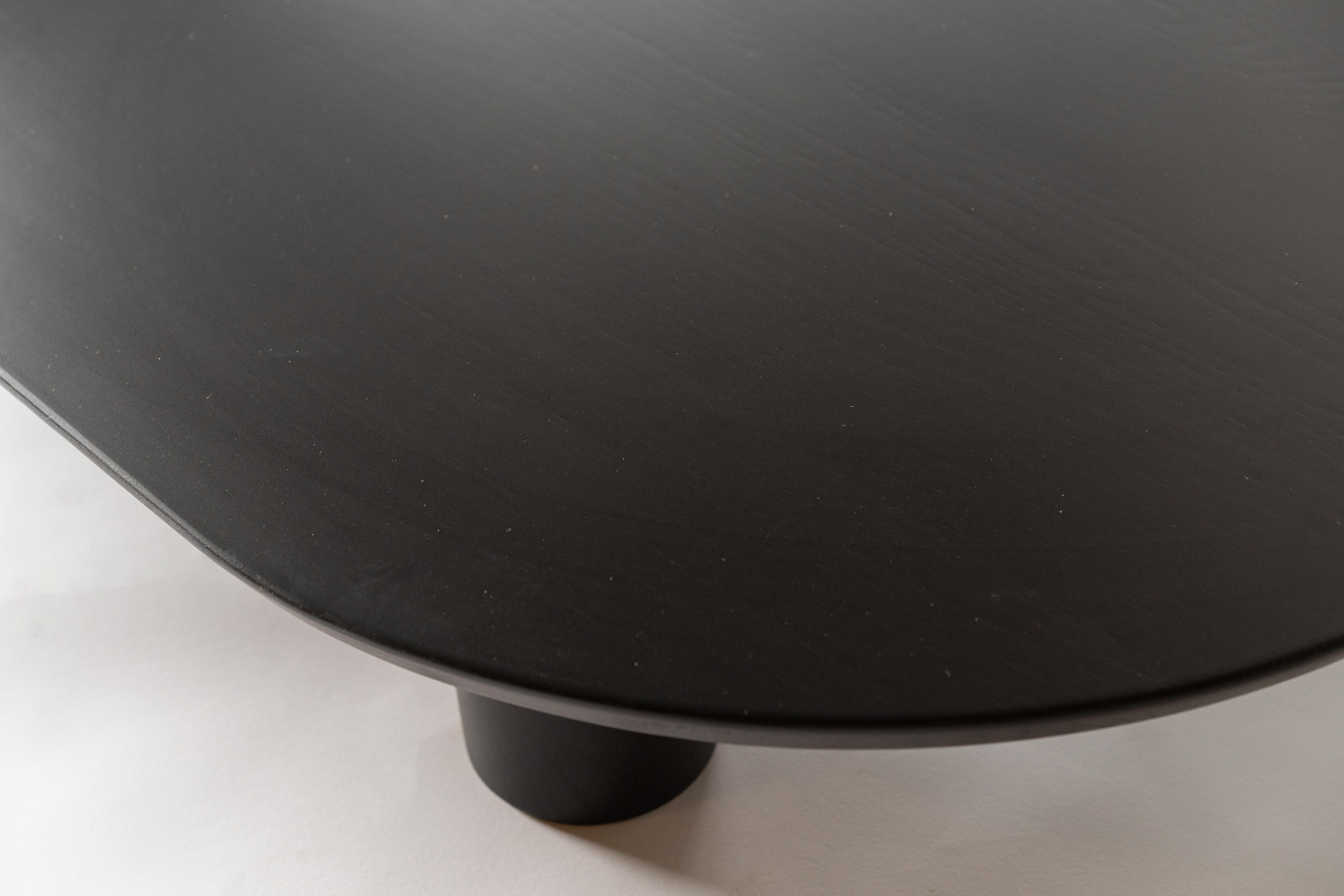 Asiatique Table basse Ovie par Sun at Six, table basse noire en bois en vente