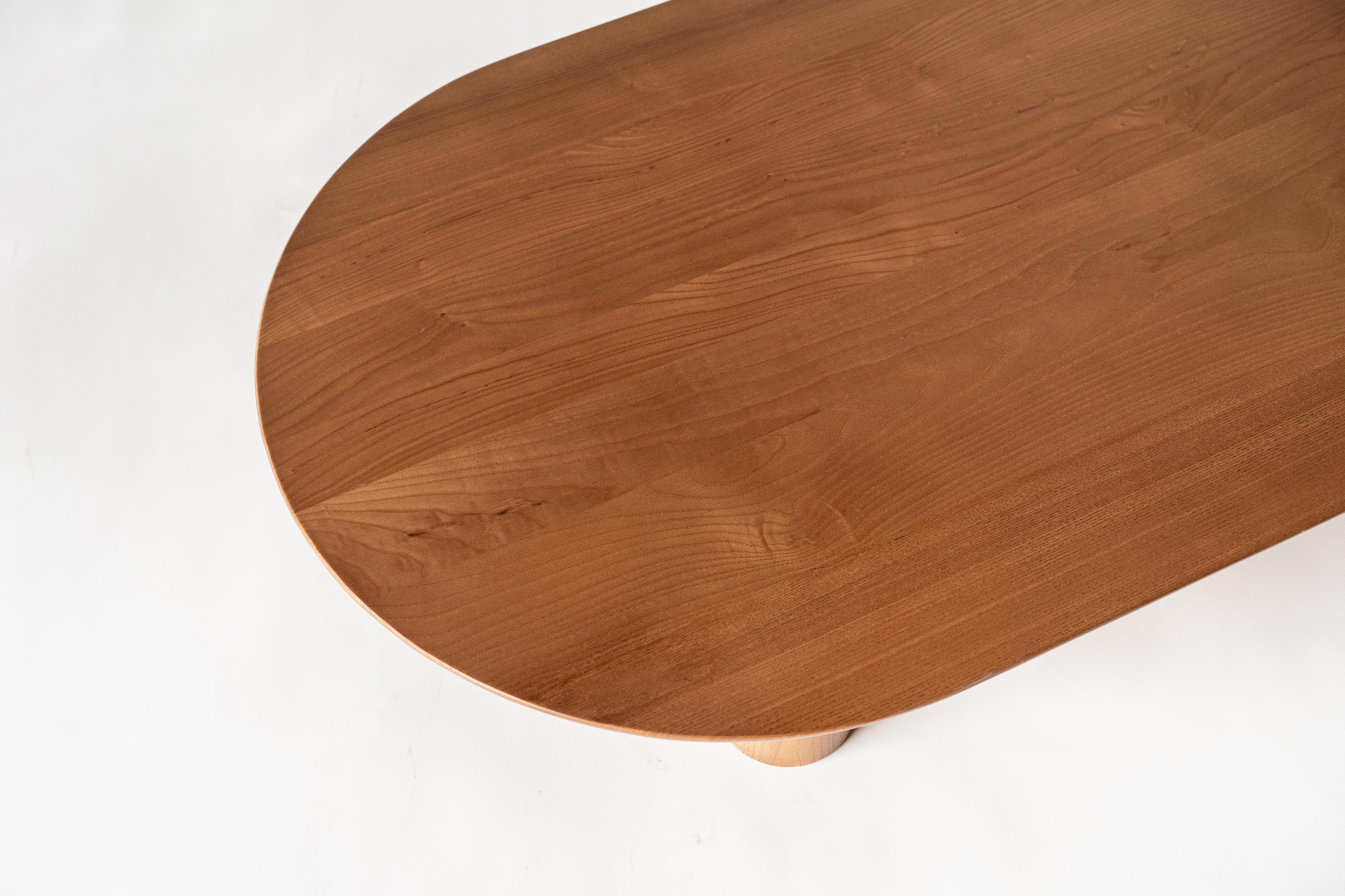 Asiatique Table basse Ovie par Sun at Six, table basse en bois de Sienne en vente