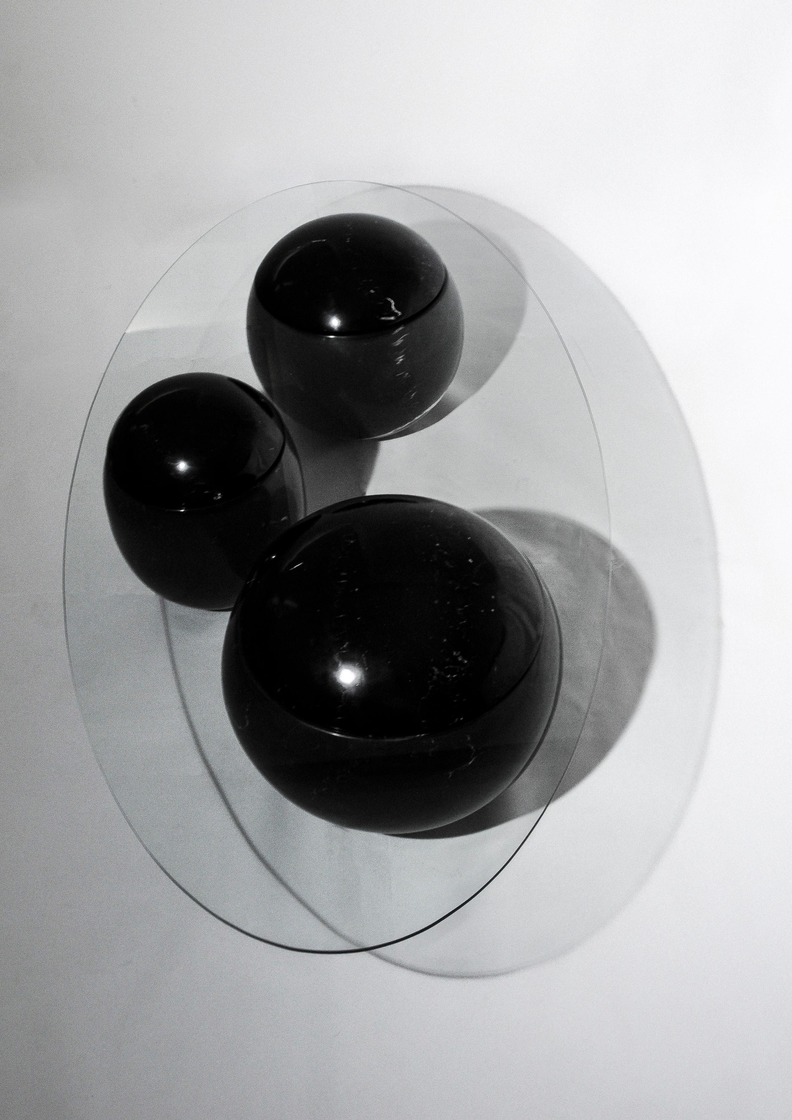 Ovni Uovo Skulpturaler Couchtisch aus schwarzem Marmorglas (Mexikanisch) im Angebot
