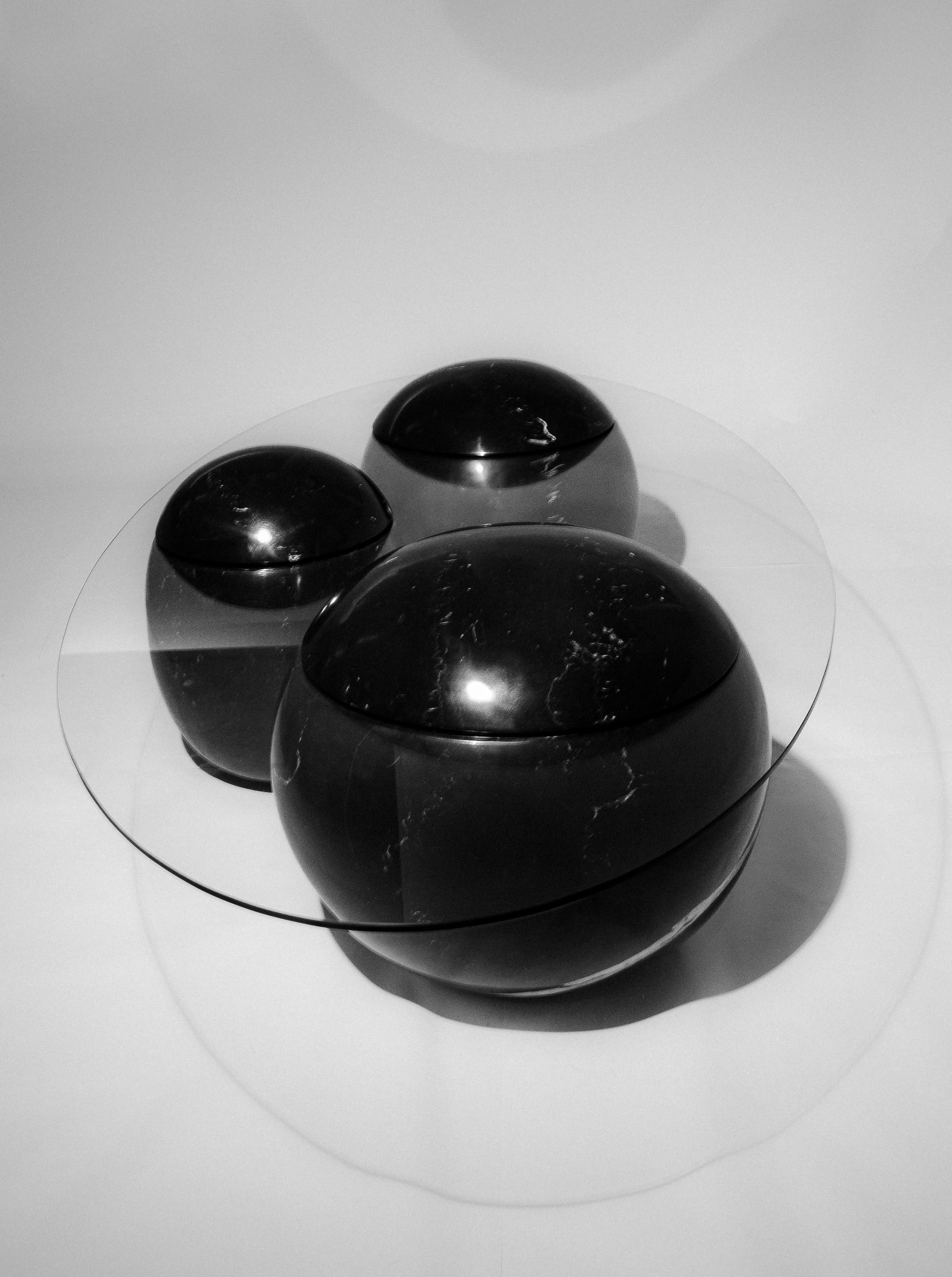 Ovni Uovo Skulpturaler Couchtisch aus schwarzem Marmorglas (Geschnitzt) im Angebot