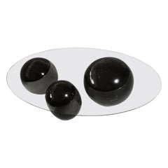 Mesa de centro escultórica de cristal y mármol negro Ovni Uovo
