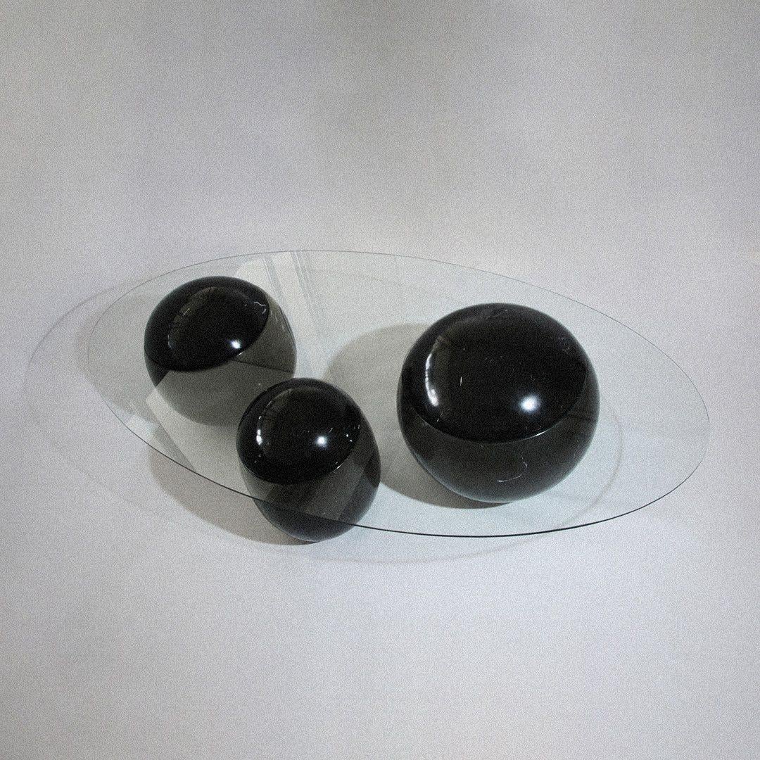 Ovni Uovo Coffee Table by Panorammma
Materials: Toughened safety glass, black marble, silicone holdings.
Dimensions: D 70 x W 140 x H 35 cm.
Available in black marble or black obsidian.


Panorammma is a furniture design atelier based in Mexico City