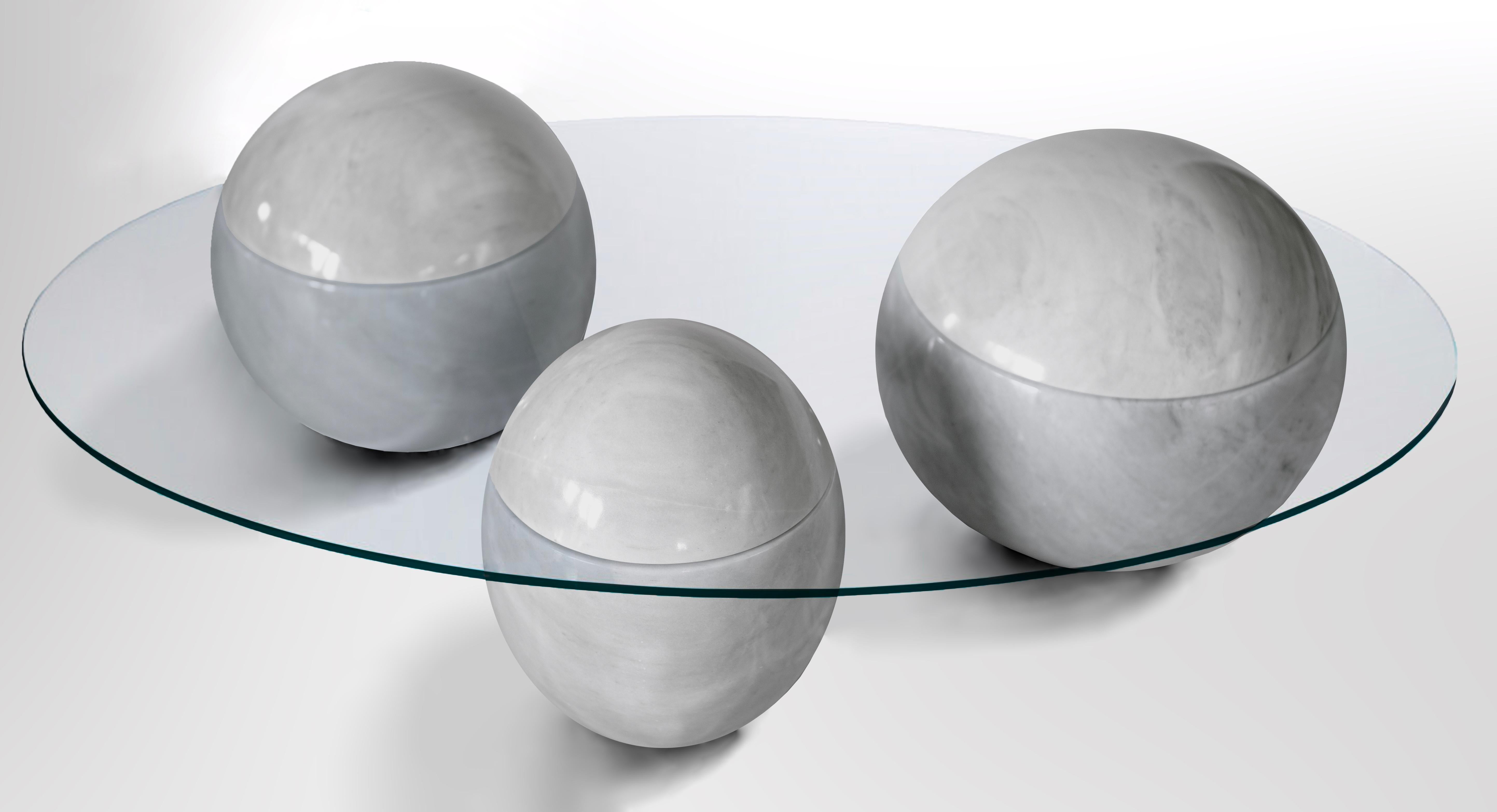 Der Ovni Uovo Sculptural Coffee Table ist eine retro-futuristische Fantasie. Als vergangene Vision der Zukunft konstruiert Ovni Uovo über geheimnisvollen Geschichten von spekulativen Technologien und fliegenden Sauern; seine schlanken und eleganten