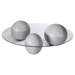 Mesa de centro escultórica de cristal y mármol blanco Ovni Uovo