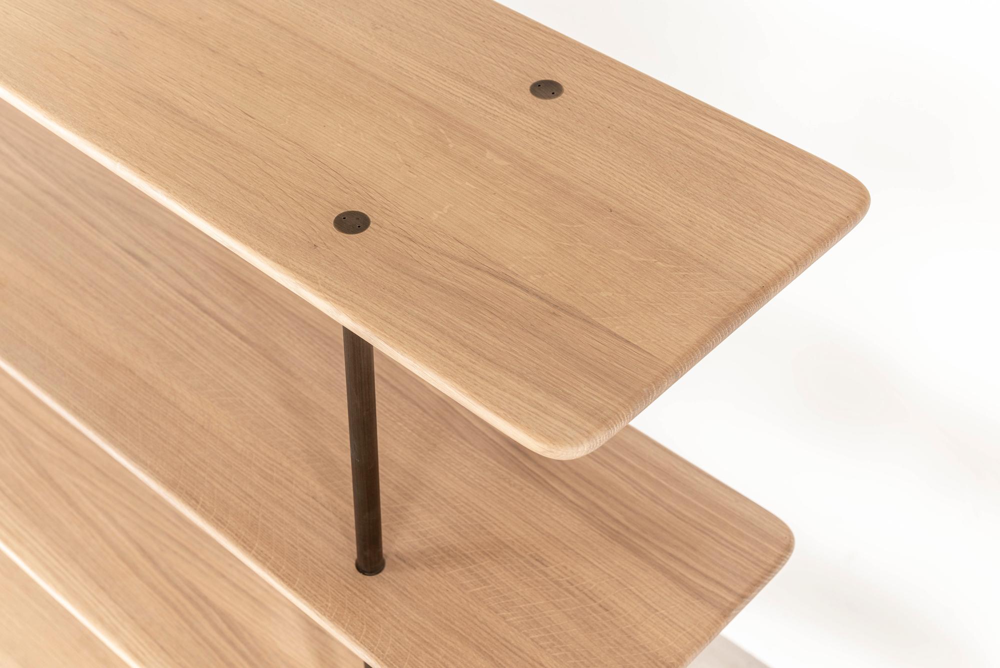 Die weiche Geometrie macht dieses Möbelstück mit fünf Regalen des englischen Herstellers Benchmark zu einem einzigartigen und außergewöhnlichen Stück. 

Das aus Eichenholz gefertigte Exemplar mit massivem:: gedrechseltem Messingrahmen und