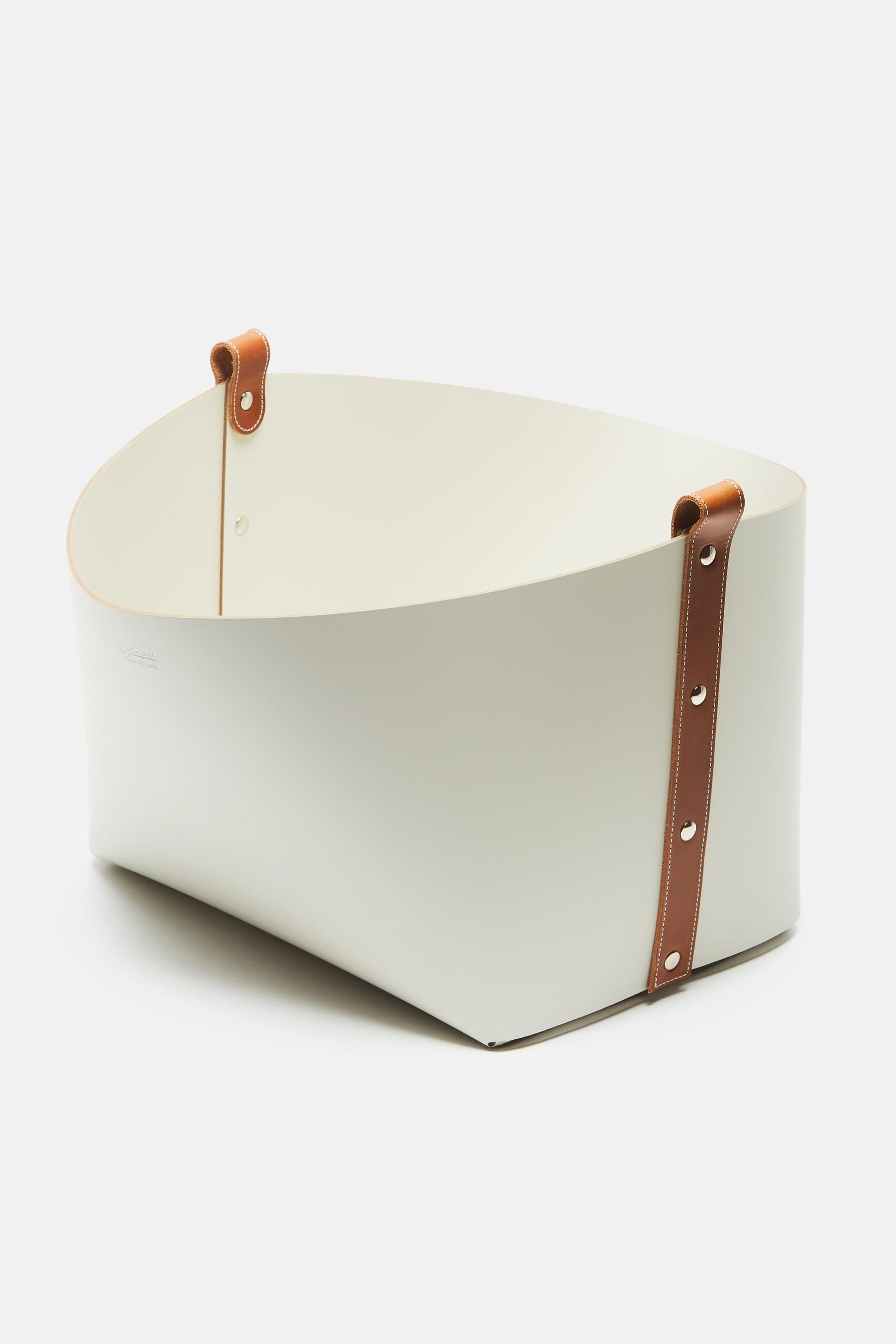 This piece belongs to the Pinetti's OVO collection of exquisitely elegant baskets made of environmentally friendly leather, that is washable, resistant to light and water and perfectly suitable for indoor as well for an outdoor use. Clean in form