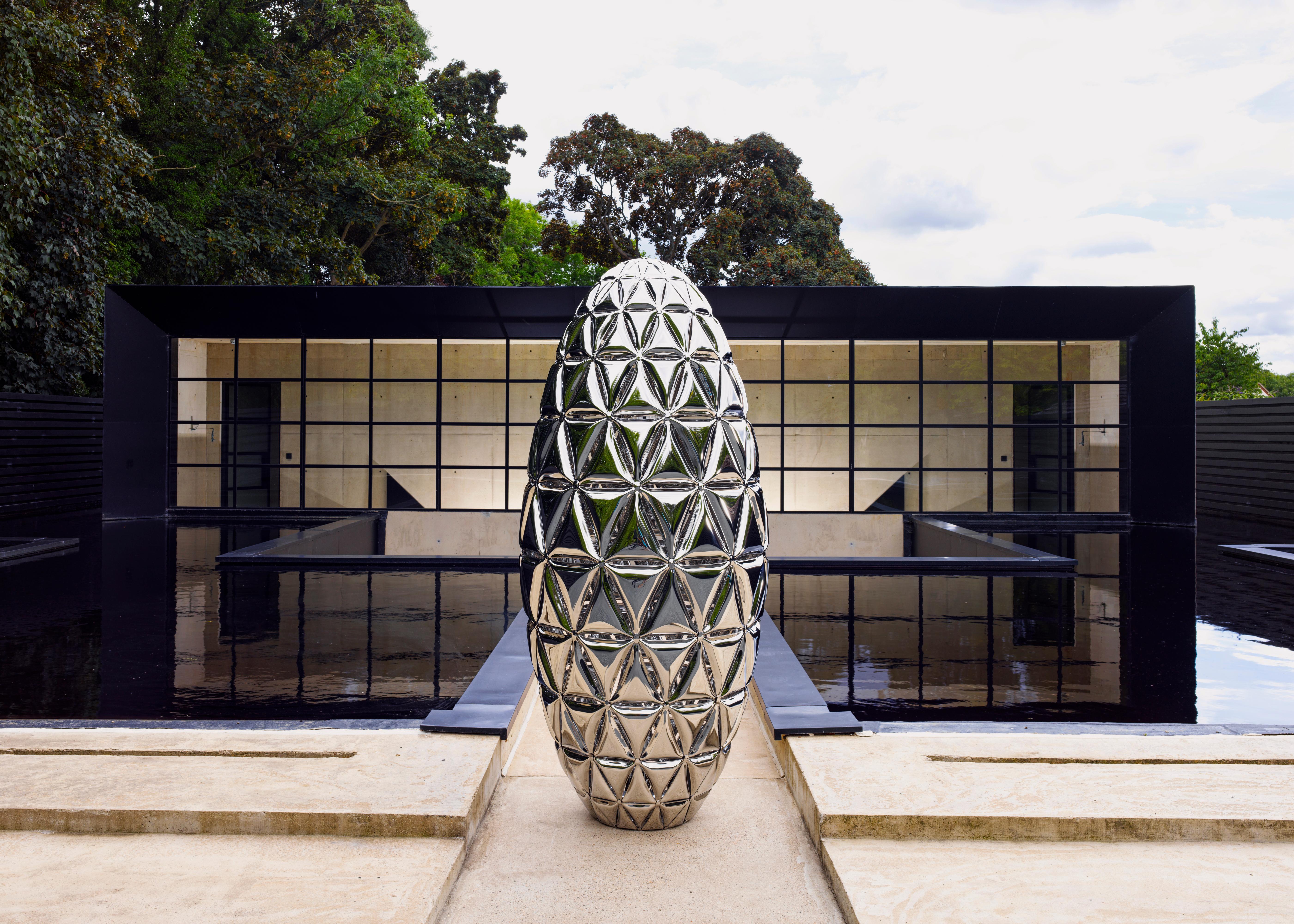 'Ovoid' Opera d'arte da parete in metallo gonfiato, realizzata in acciaio inossidabile lucidato a specchio. 
La scultura è una sfera geodetica di circa 75 cm di diametro costruita con forme triangolari in acciaio inox soffiato. 

L'opera d'arte