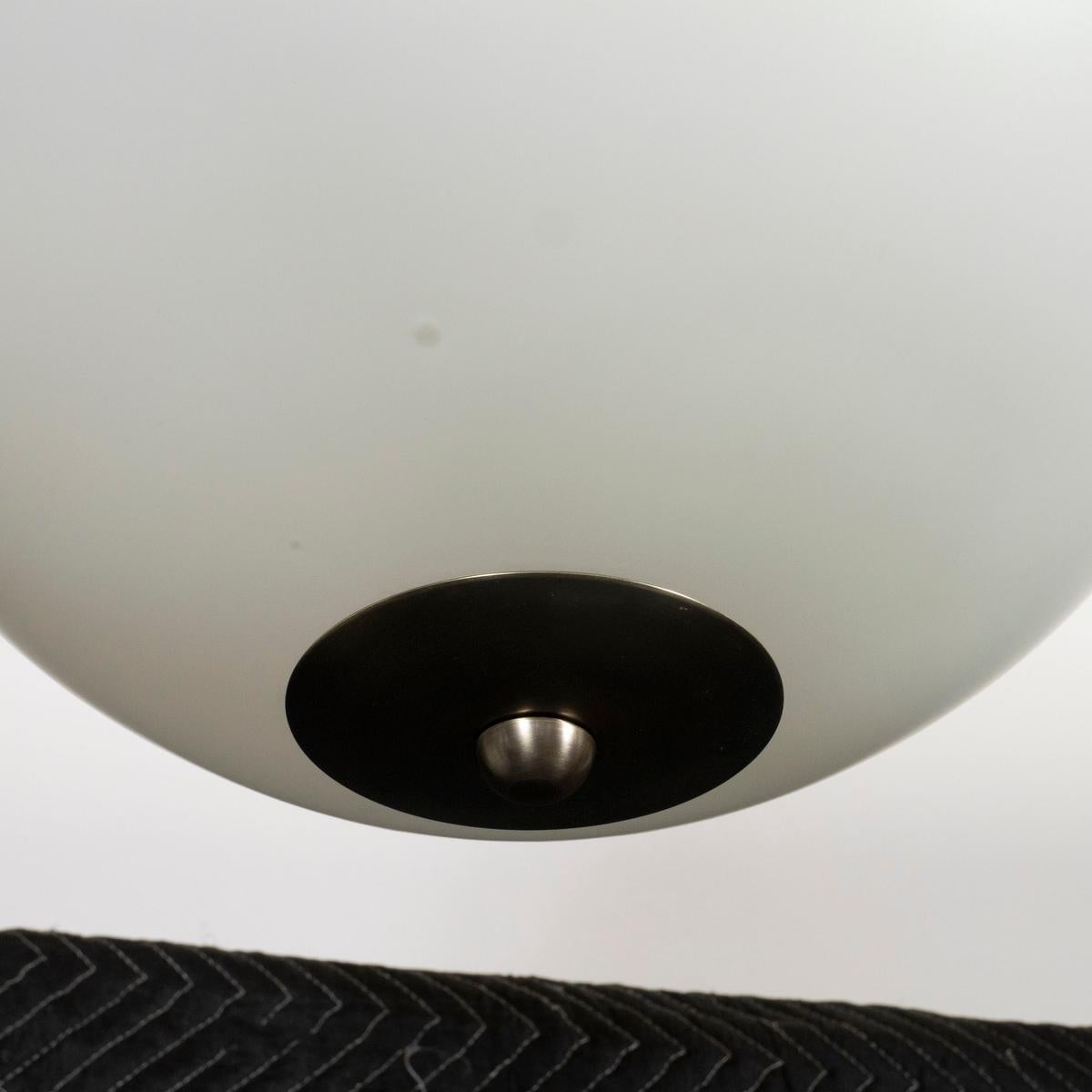 Américain Pendentif en verre opalin ovoïde de Spark Interior en vente