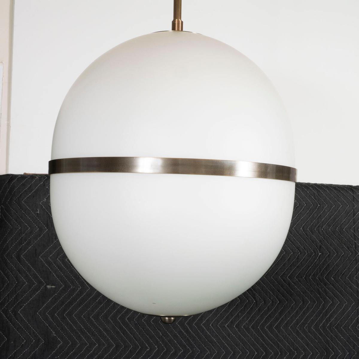XXIe siècle et contemporain Pendentif en verre opalin ovoïde de Spark Interior en vente