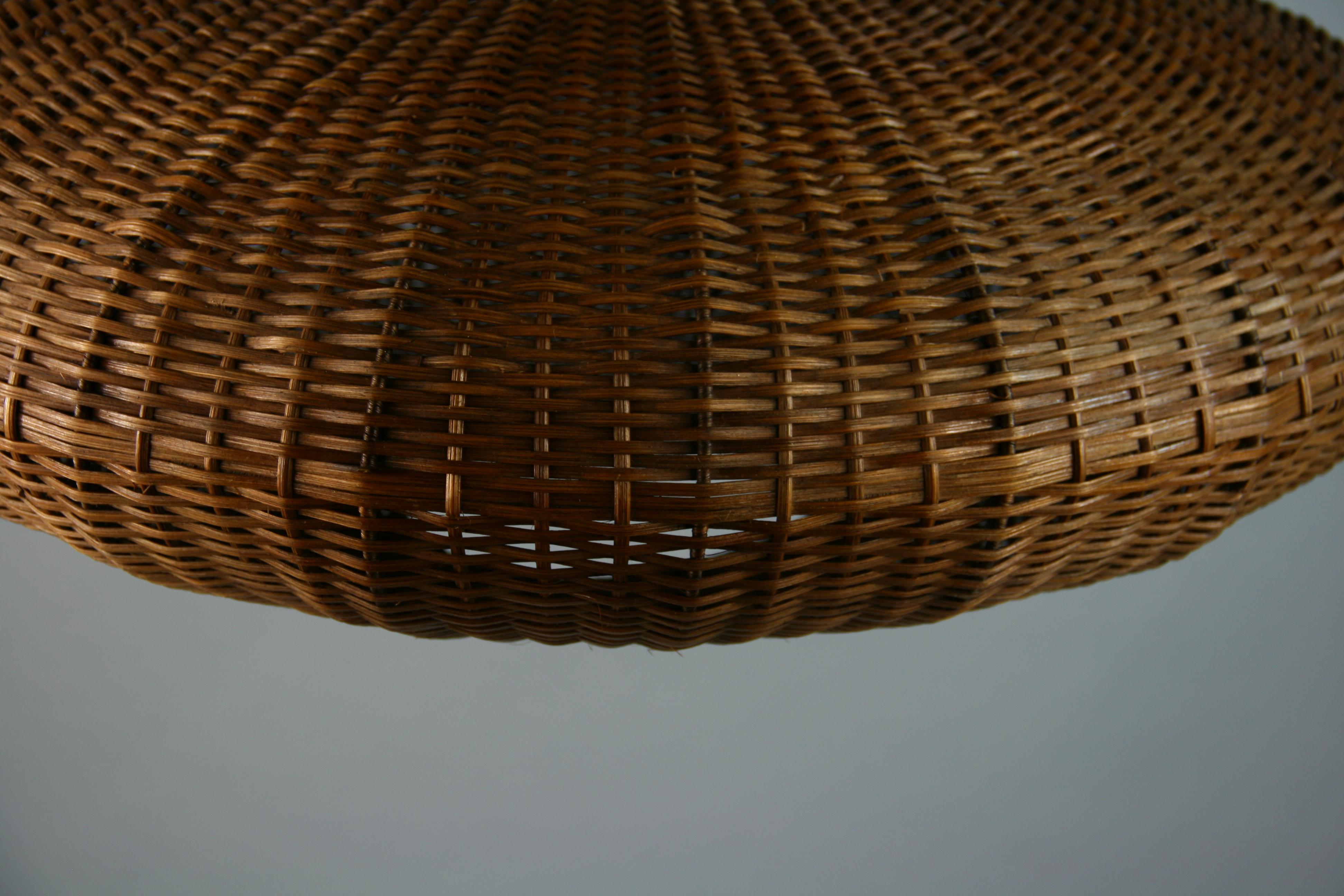 Large Ovoid Shaped Wicker Pendant In Good Condition For Sale In Douglas Manor, NY