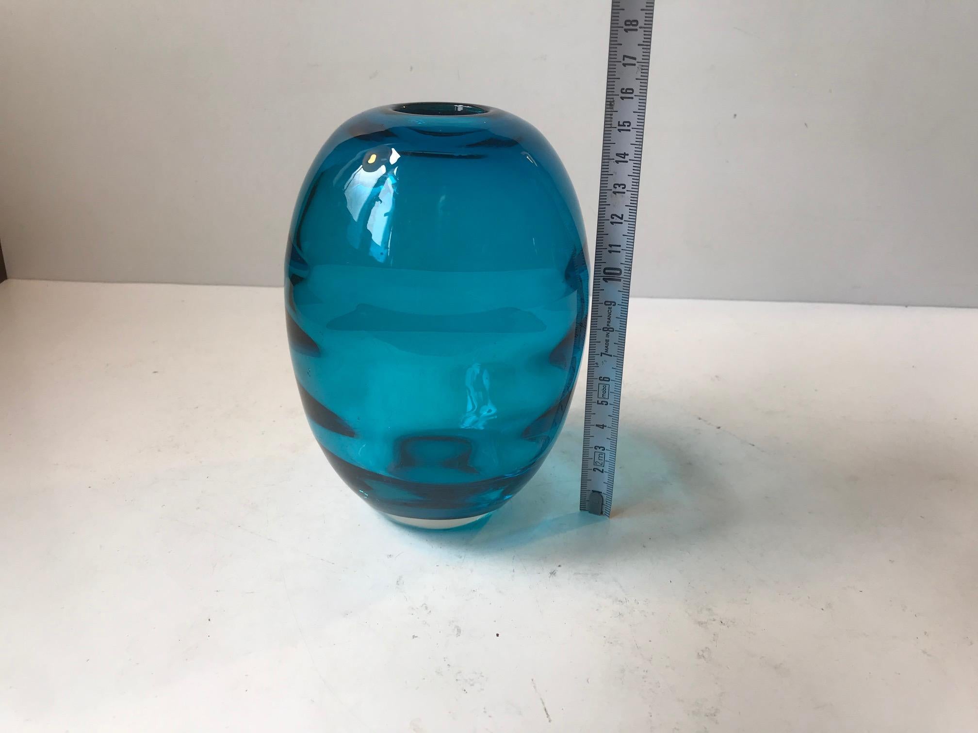 Milieu du XXe siècle Vase en verre ovoïde turquoise avec rayures optiques par Holmegaard, années 1950 en vente