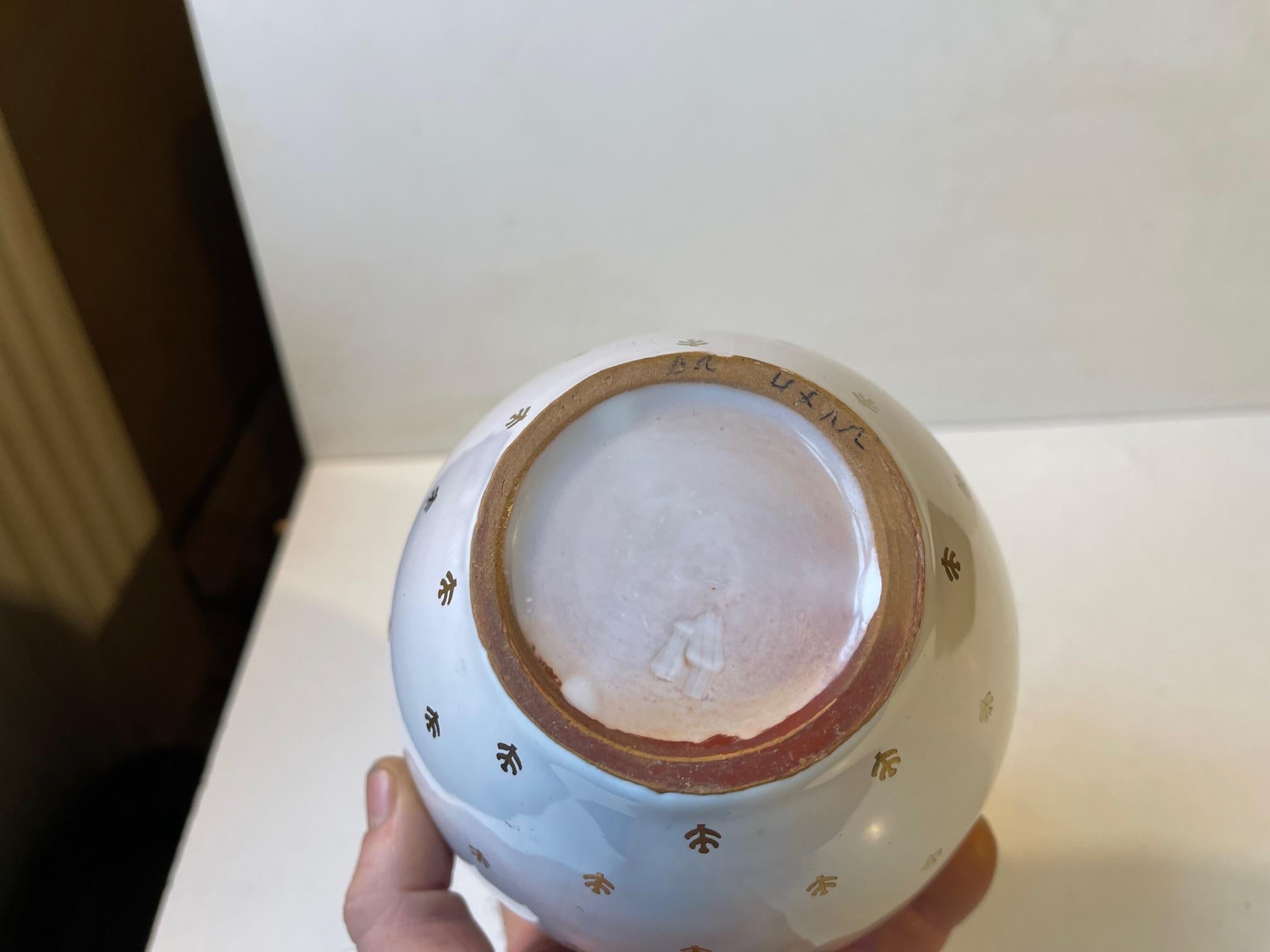 Ovoid White & Gold Glazed Ceramic Vase in the style of Wilhelm Kåge In Good Condition For Sale In Esbjerg, DK