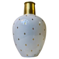Vase ovoïde en céramique émaillée blanc et or dans le style de Wilhelm Kåge