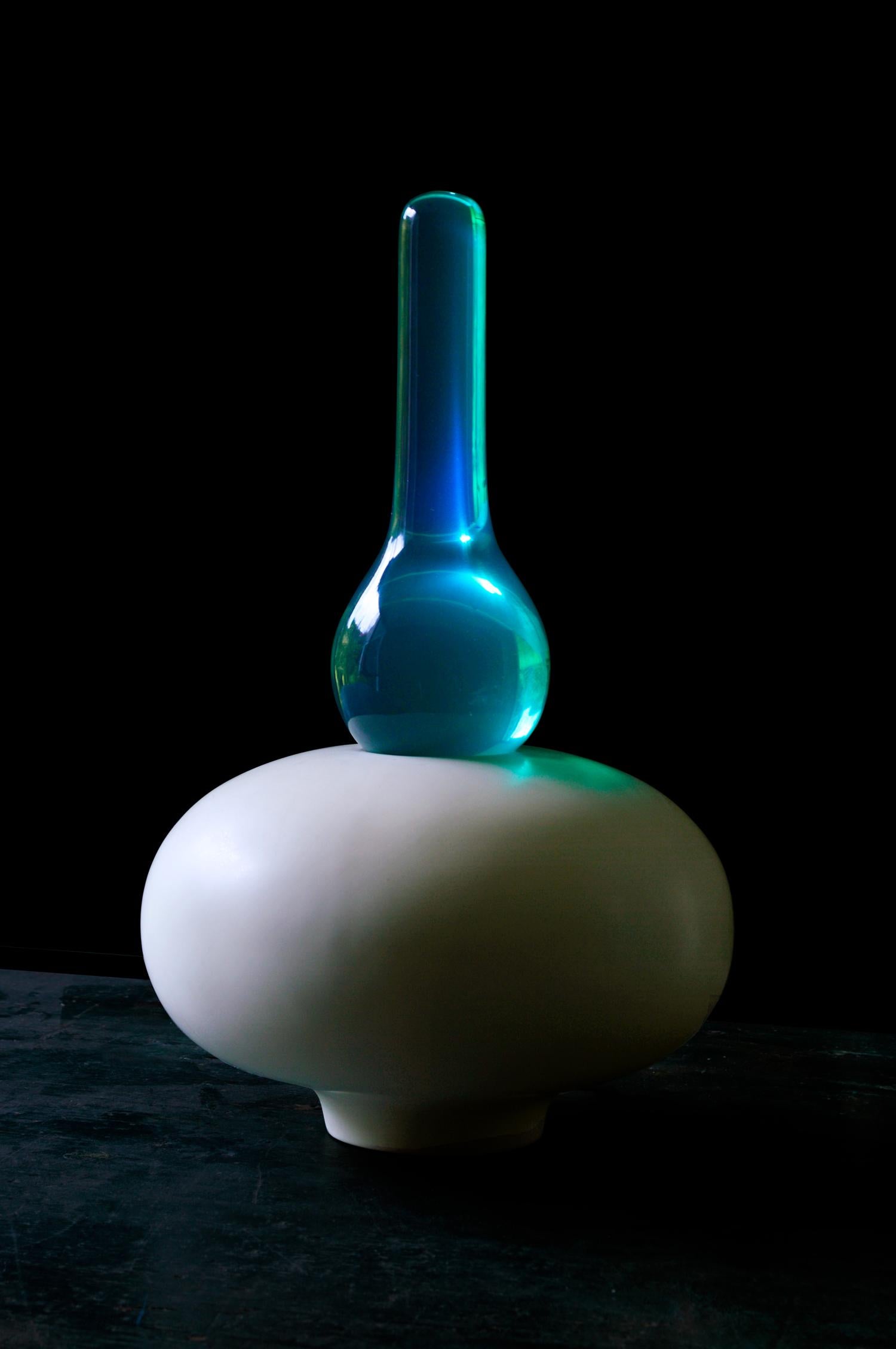 Ovoide n.° 2 est une lampe de table, et le résultat de l'exploration géométrique et matérielle trouvée dans les pièces d'éclairage de signature d'ACOOCOORO, combinant et jouant avec le volumineux et le doux, le futuriste et