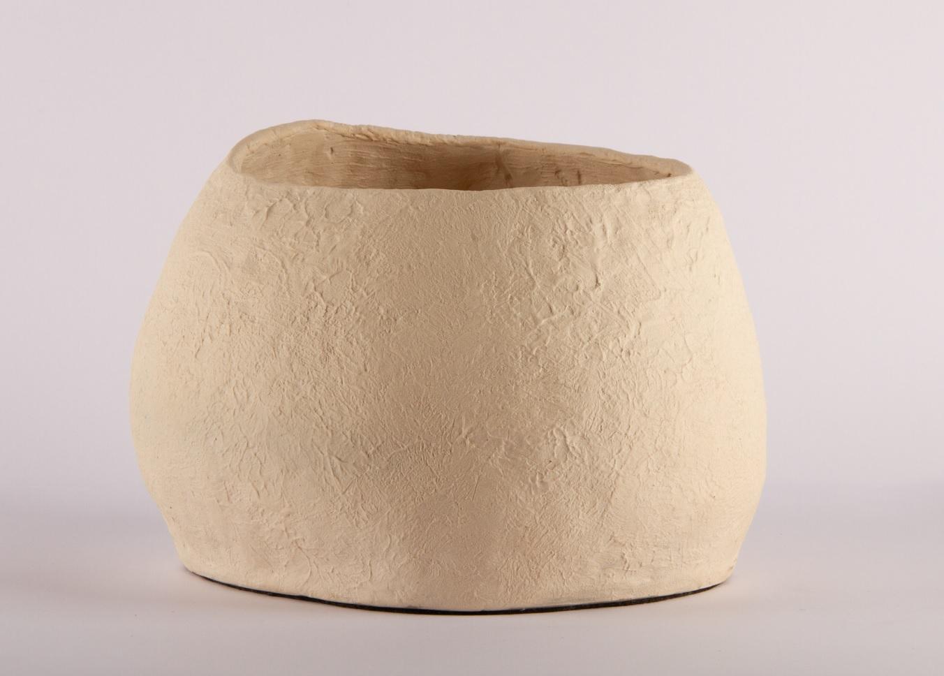 Vaso Ovos No. 3 in gres bianco di Studio Cupla
Un pezzo unico.
Dimensioni: P 30 x L 30 x H 20 cm. 
Materiali: Gres argentino fatto a mano.
5 Kg.

Questi vasi sono concepiti come gusci di ceramica, con una connotazione fragile ma un'anima