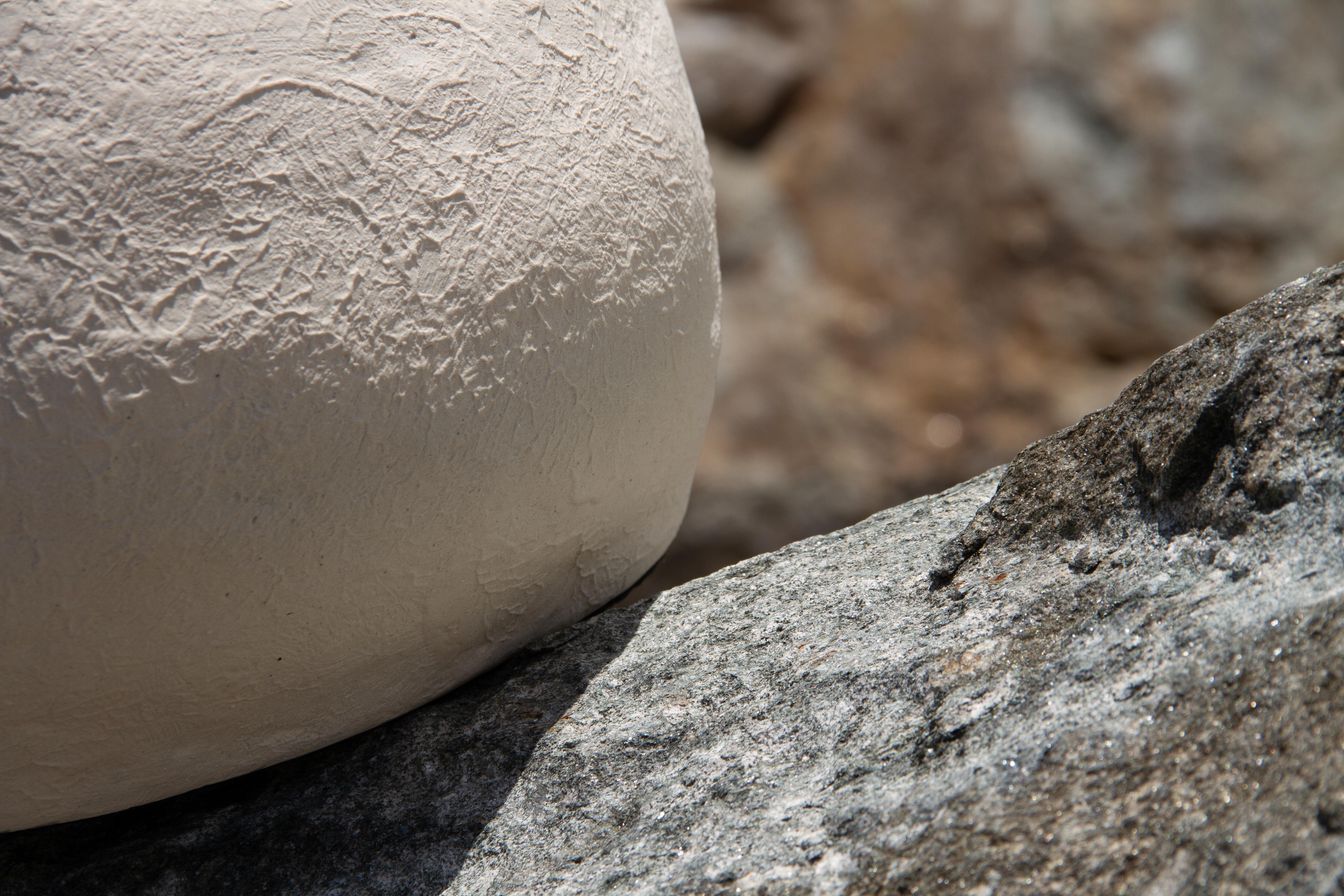 Vaso Ovos No. 3 in gres bianco di Studio Cupla In condizioni Nuovo in vendita a Geneve, CH