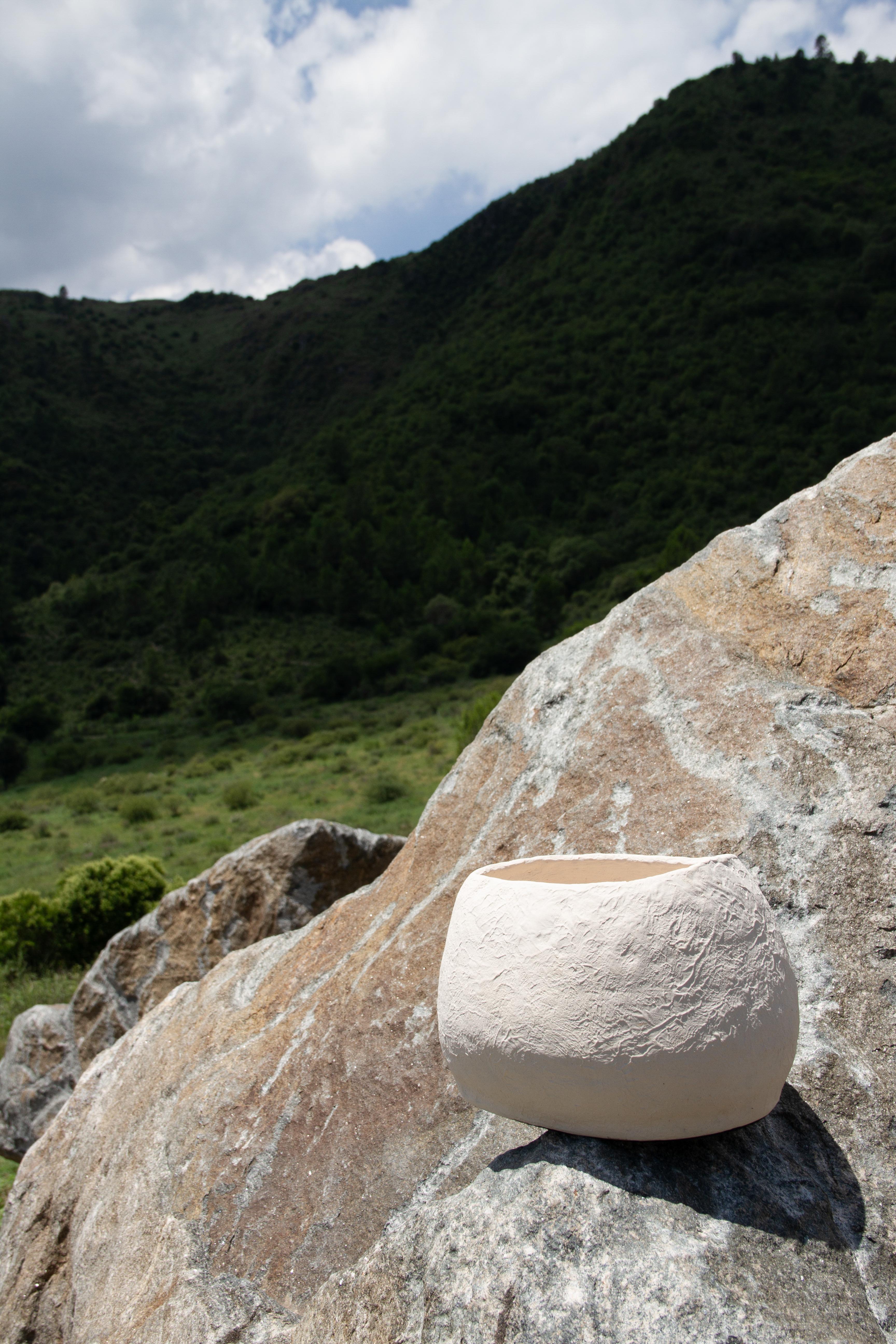XXI secolo e contemporaneo Vaso Ovos No. 3 in gres bianco di Studio Cupla in vendita