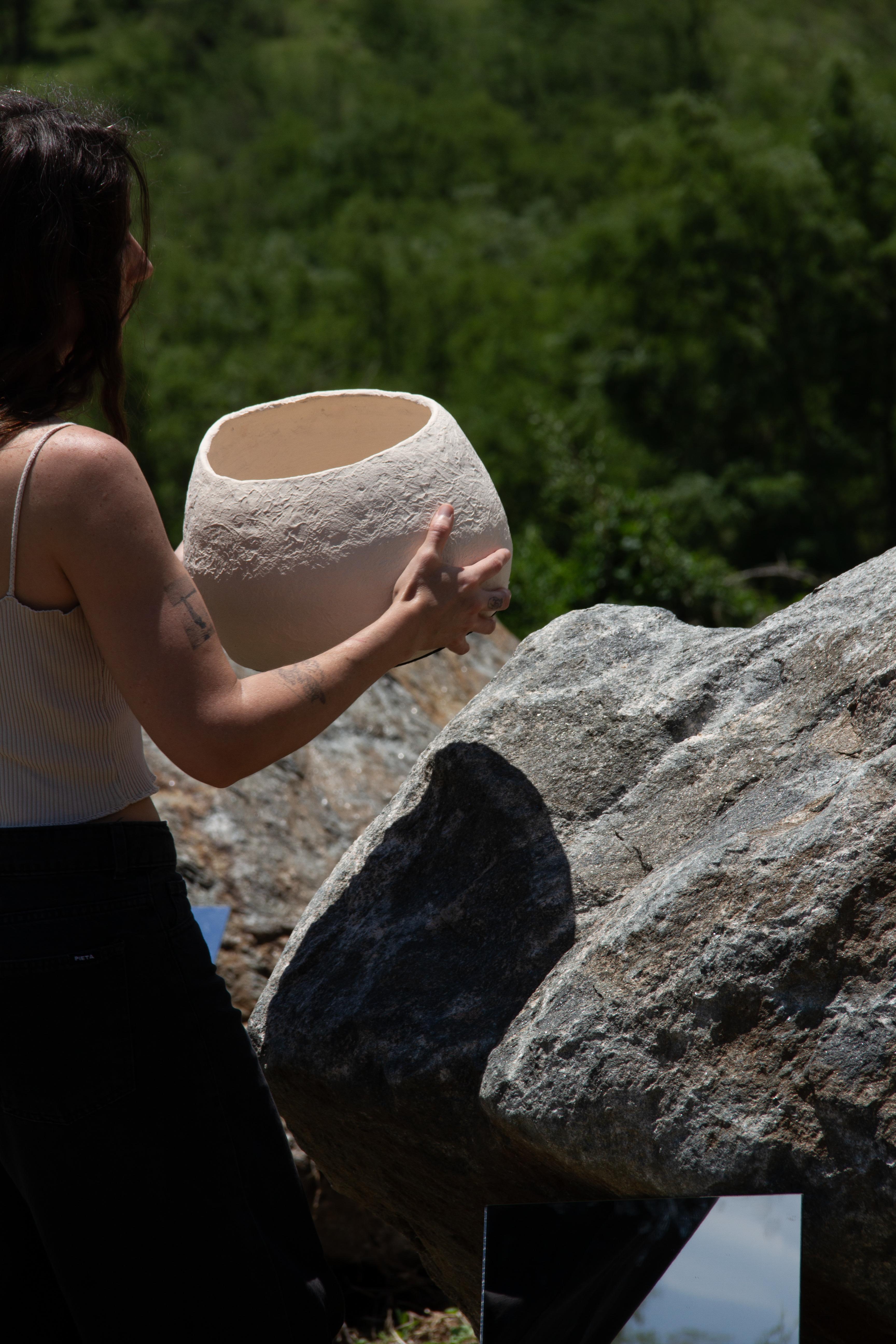 Vaso Ovos No. 3 in gres bianco di Studio Cupla in vendita 2