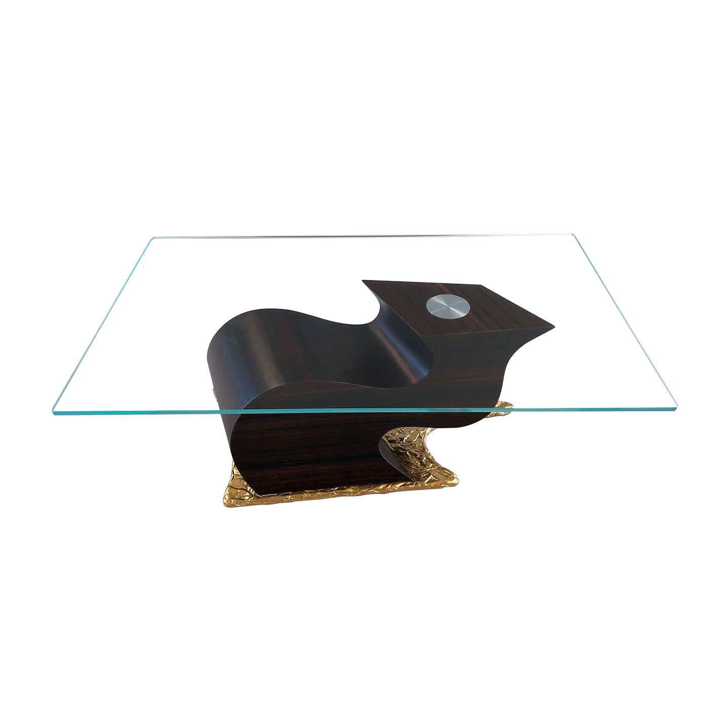 A daring combination of materials and finishes characterizes this dining table brimming with exceptional sculptural charm. The extra-clear tempered glass tops rest on a sinuous structure veneered in prized ebony, which in turn lays on a shaped,